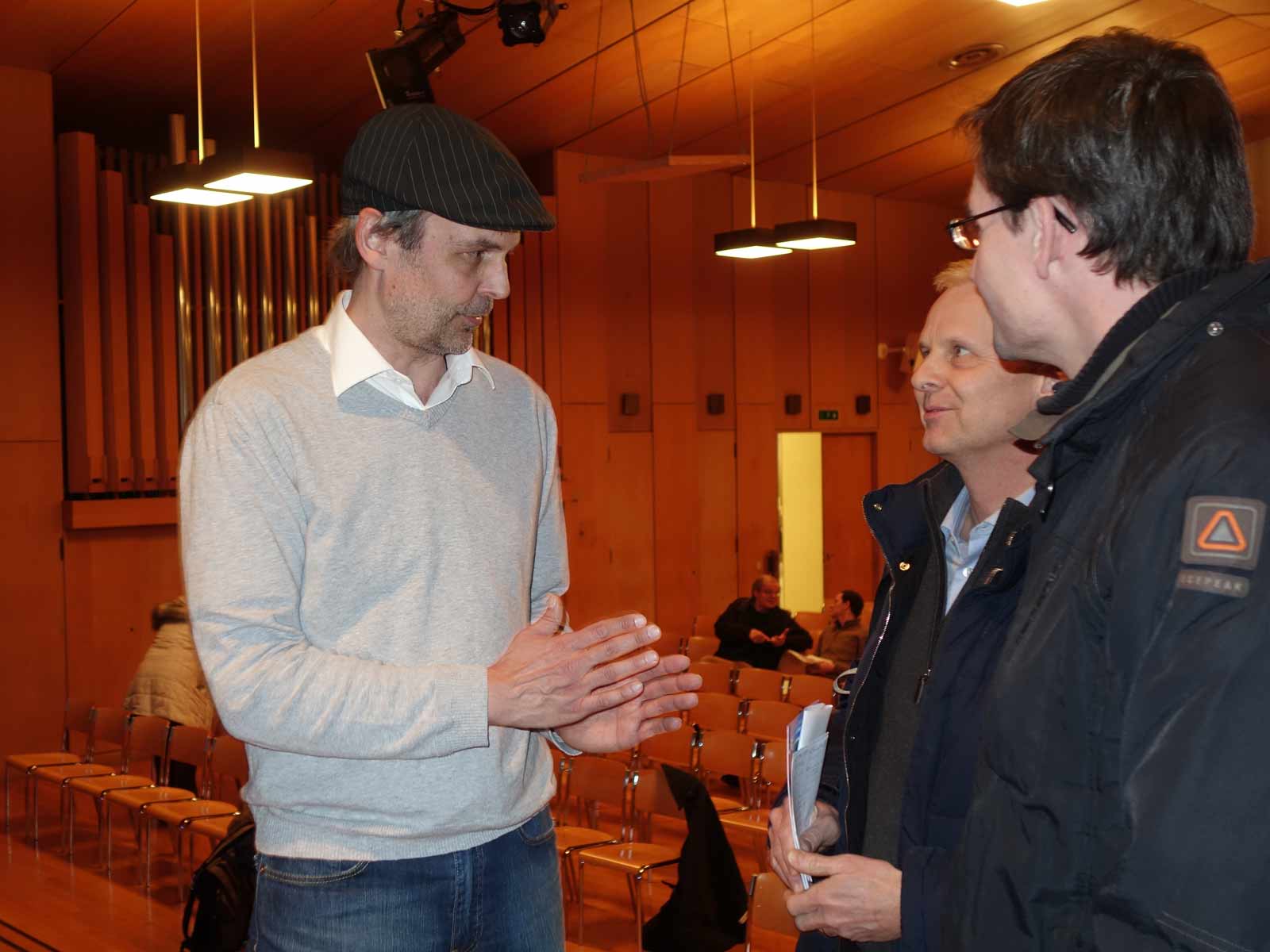 Martin Zahnd (links) im Gespräch mit Besuchern seines Vortrags.