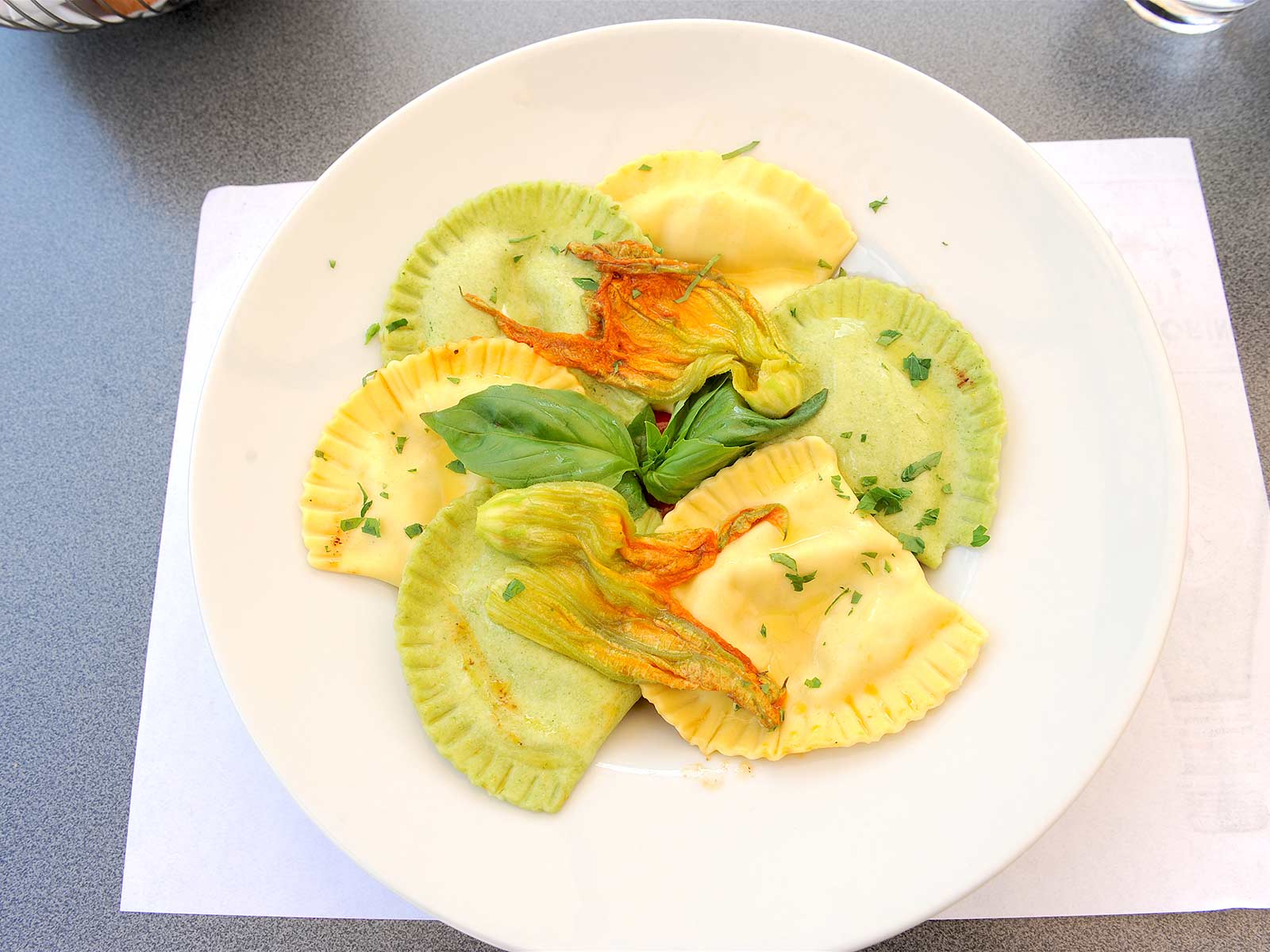 Mezzelune, «Halbmonde», die hier einfach Ravioli genannt werden.