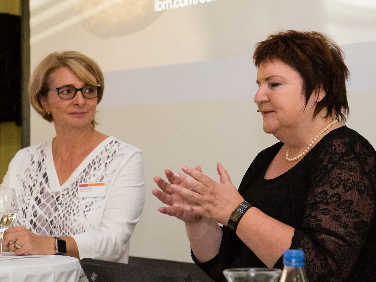 Geschäftsführerin Rita Durschei (links) und Dr. Karin Vey hatten nach dem Vortrag reichlich Gesprächsstoff.