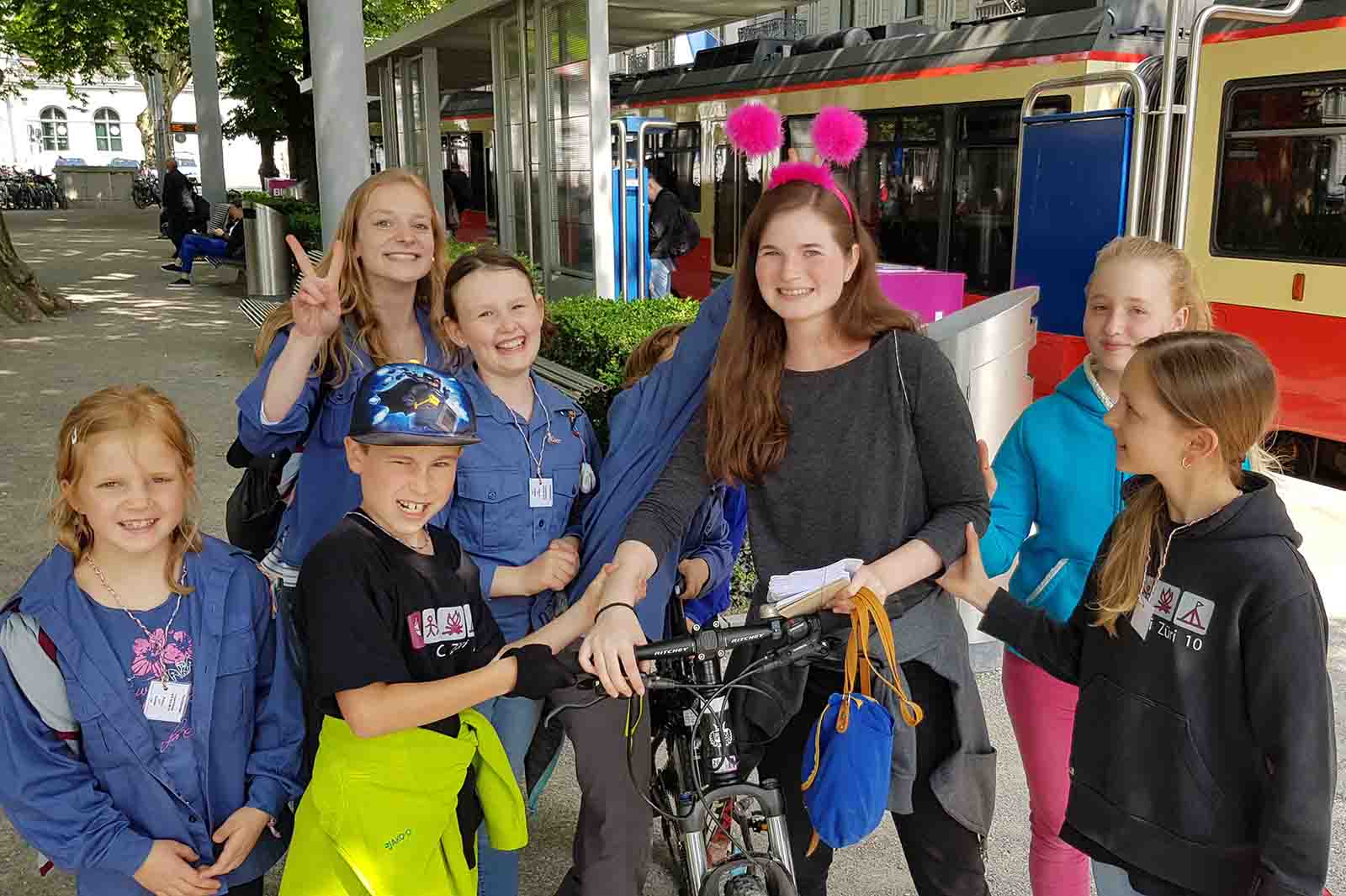 Diese Cevi Gruppe musste am Bahnhof Stadelhofen eine Person mit einem bestimmten Merkmal finden.