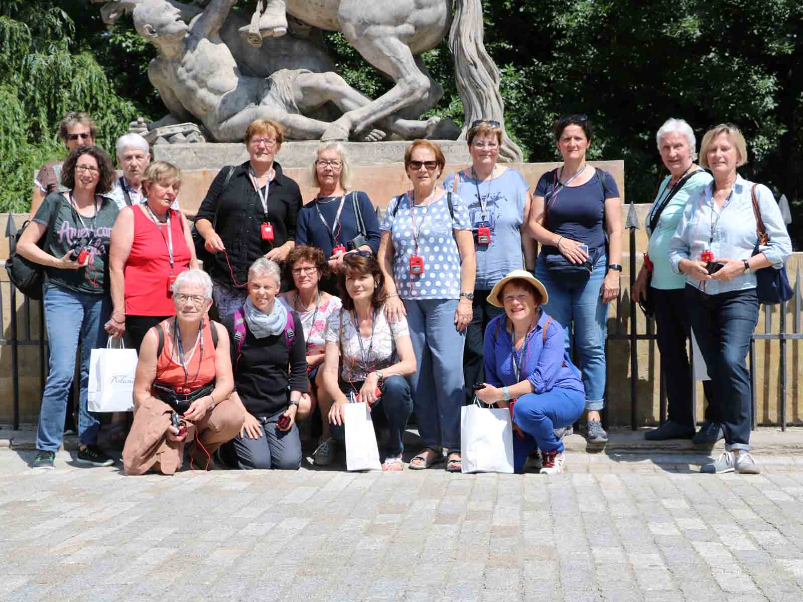 Die 16-köpfige Reisegruppe im Königspark von Warschau