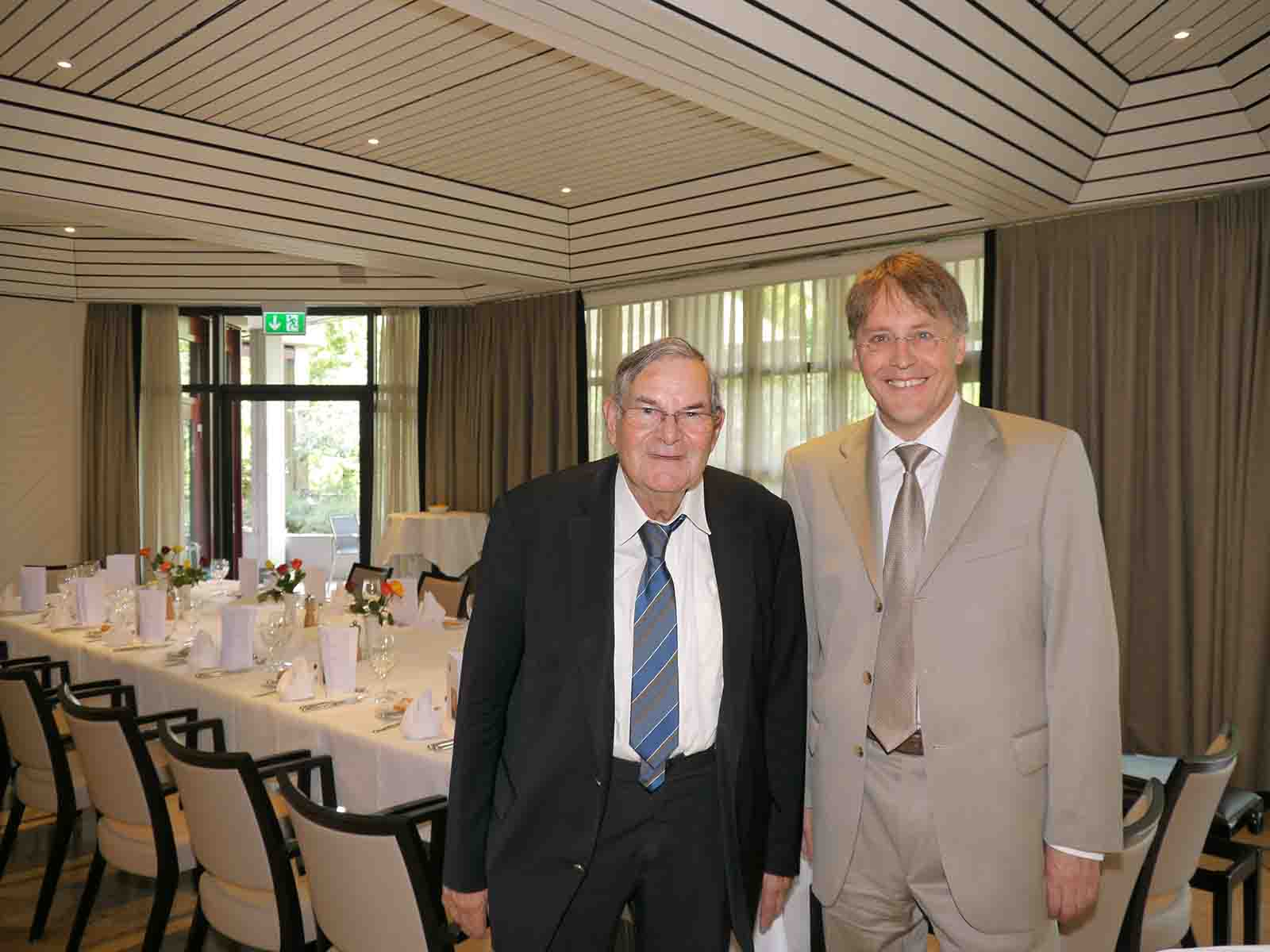 Paul Zweifel trat nach 56 Jahren aus dem Stiftungsrat der Schmid-Wörner-Stiftung Höngg zurück und übergab das Präsidium an Bruno Dohner (rechts).