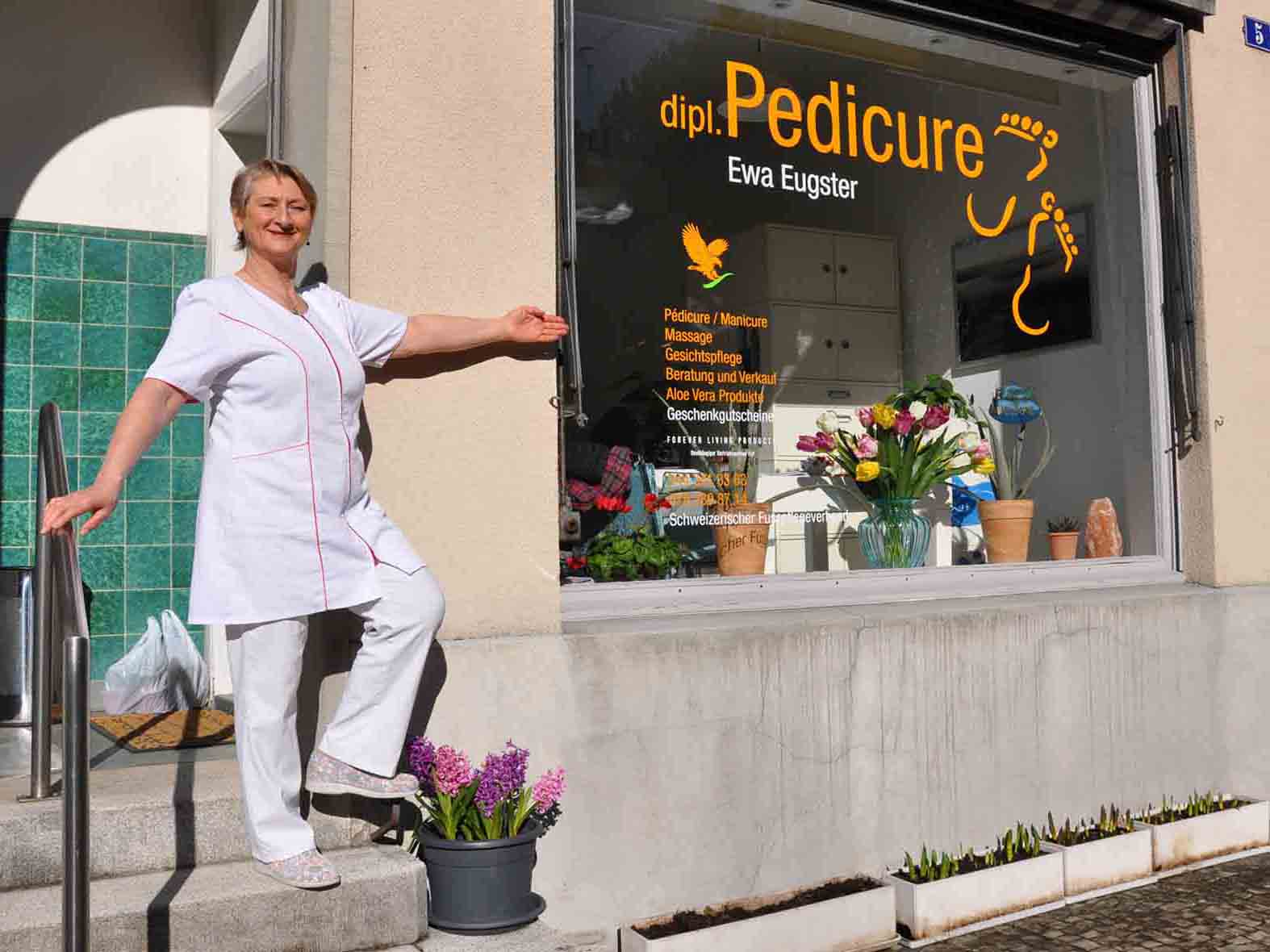 Ewa Eugster vor ihrem Pedicure-Studio an der Wieslergasse 5.