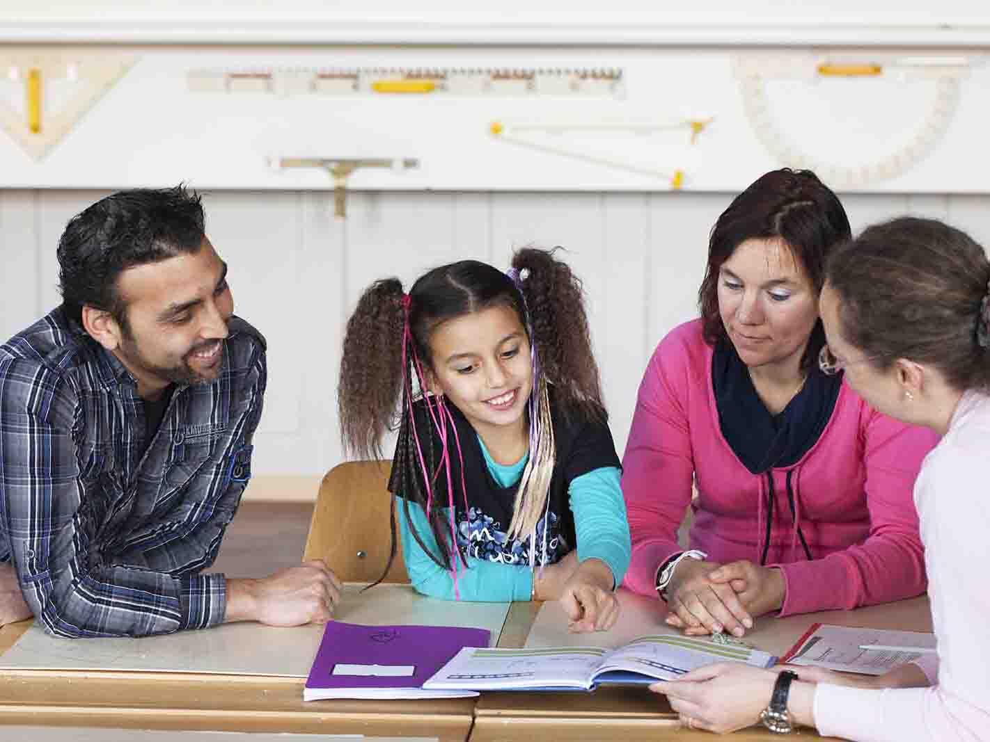 Die Copilotinnen und Copiloten der Caritas stehen Eltern bei Fragen rund um die Schule beratend zur Seite.