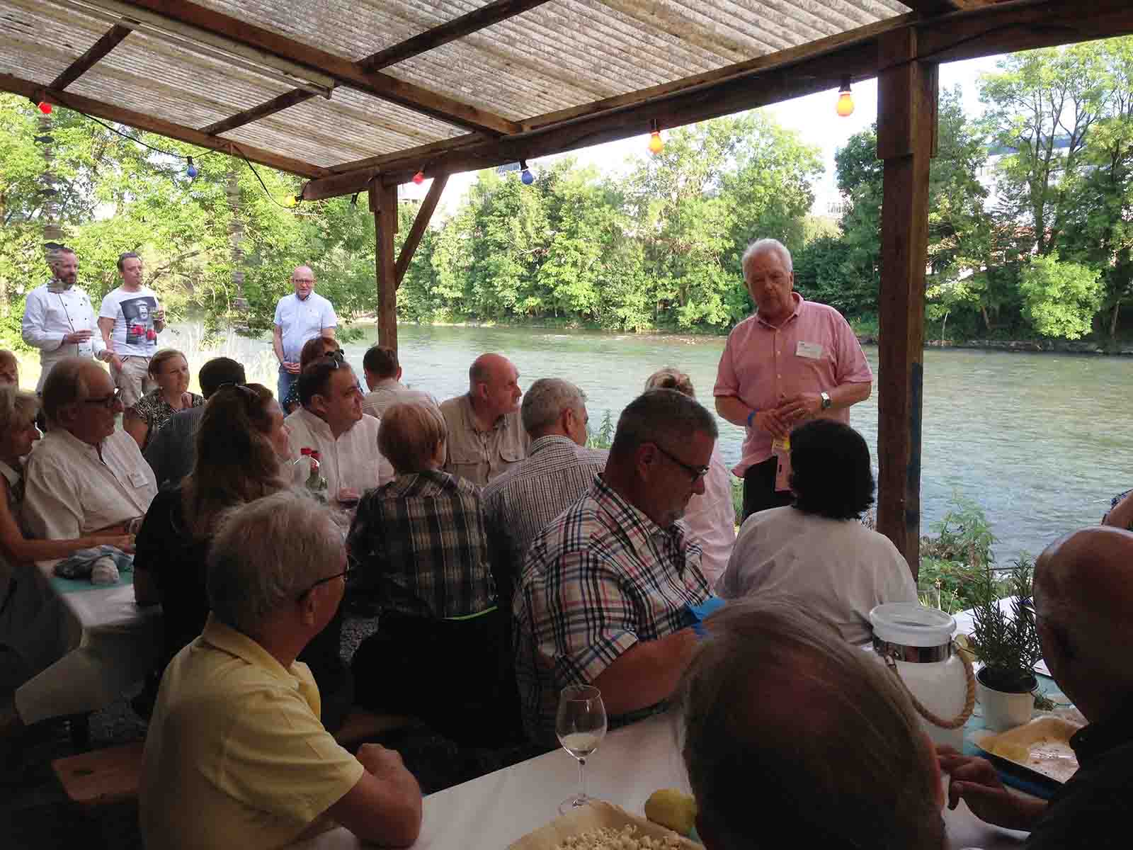 Genüsslich Gutes tun mit Blick auf die Limmat.