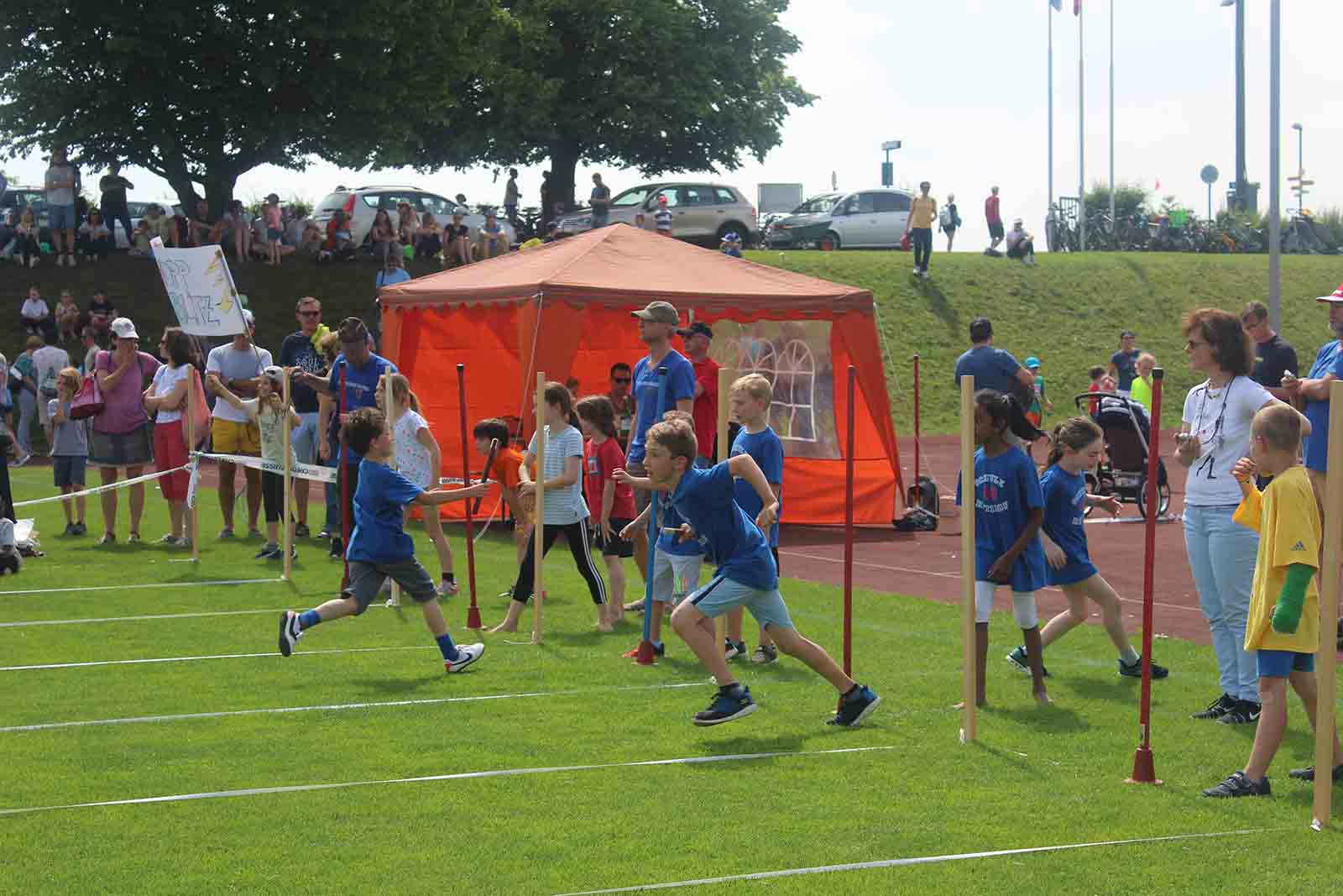 Die Läuferinnen und Läufer der Stafetten beweisen vollen Einsatz und Teamgeist.