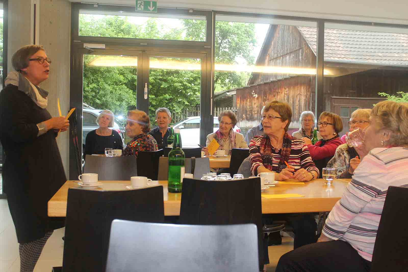Angeregte Diskussion zum Thema Nachbarschaft.