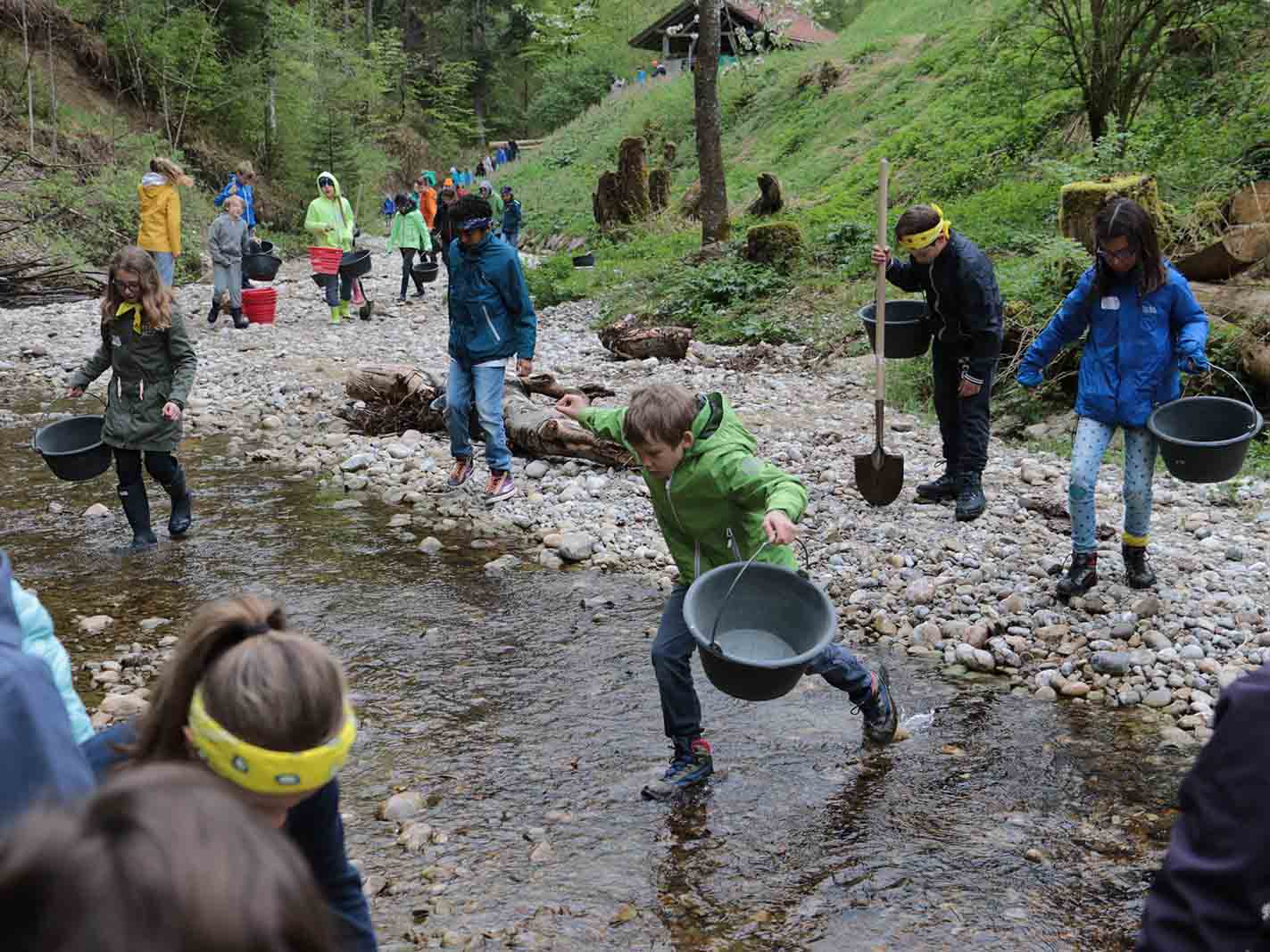 Wie in alten Zeiten schürften die Kinder an der Töss nach Gold und fanden auch einige kleine Stückchen.
