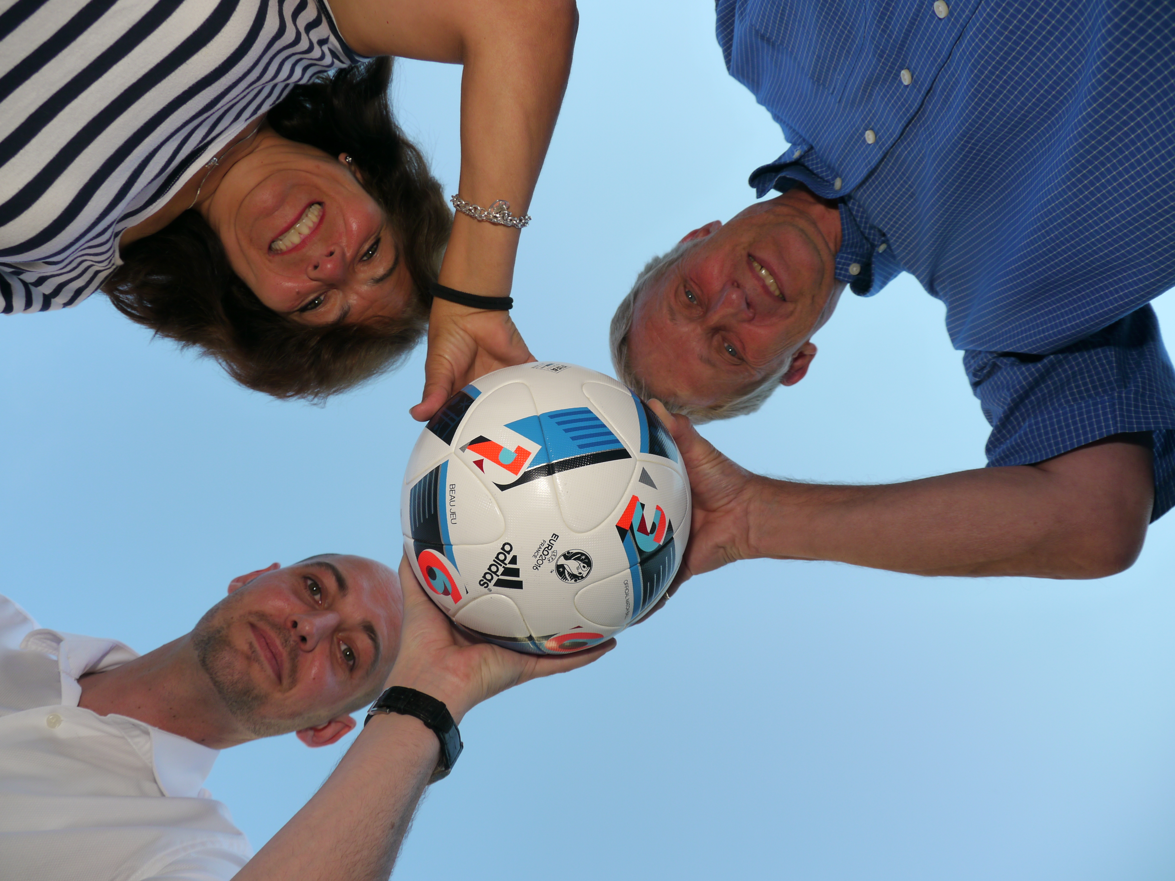 Drei von vielen, die auch in Höngg zusammenstehen, um den Ball für das Stadion hochzuhalten: Anthony Sauter, Barbara und Martin Gubler (v.l.).