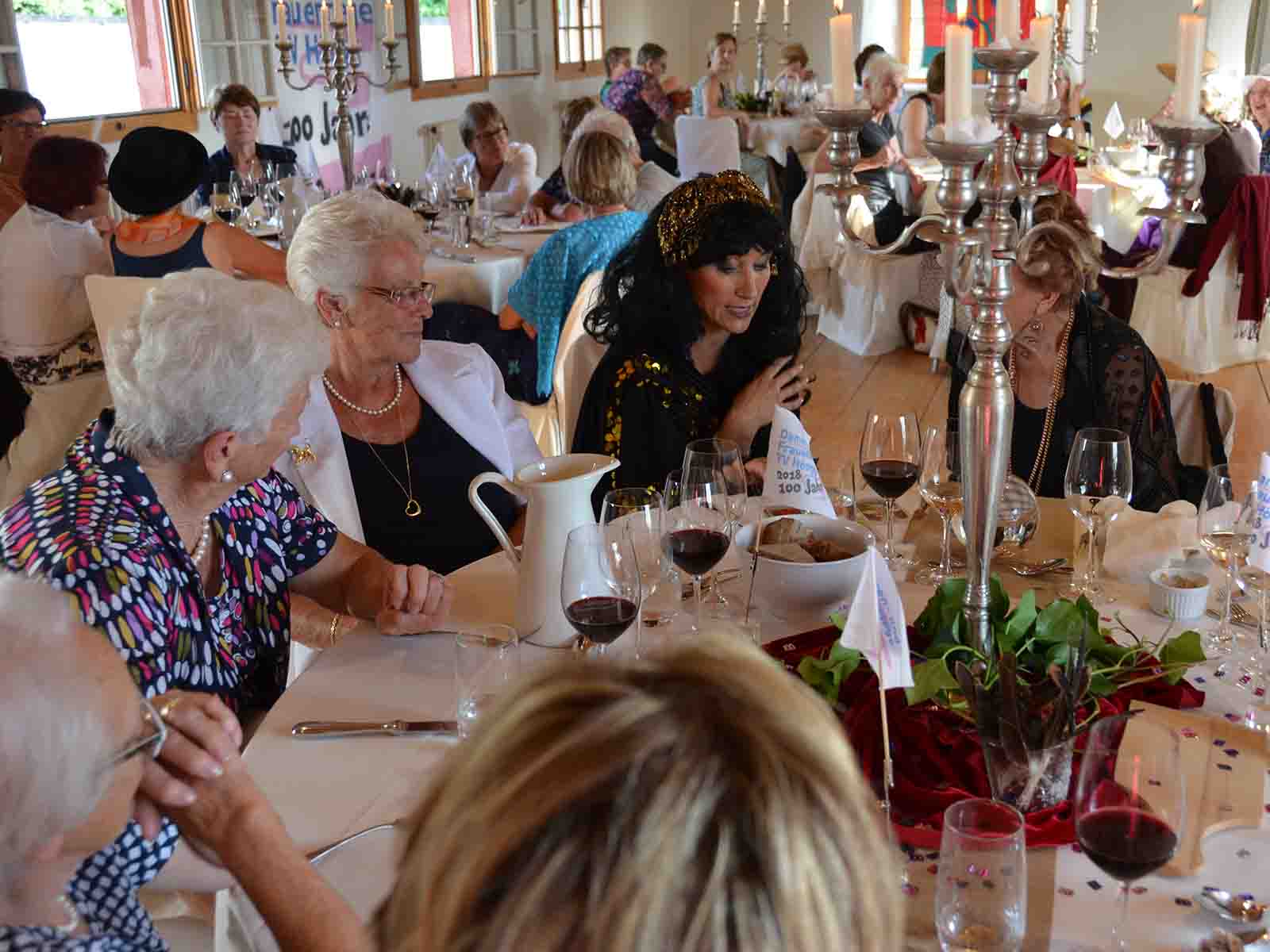 Festessen im Schlosssaal mit der Wahrsagerin.