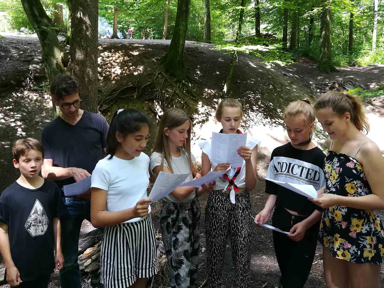 Gemeinsam singen die Pfadis Lieder zum Thema Fliegen.