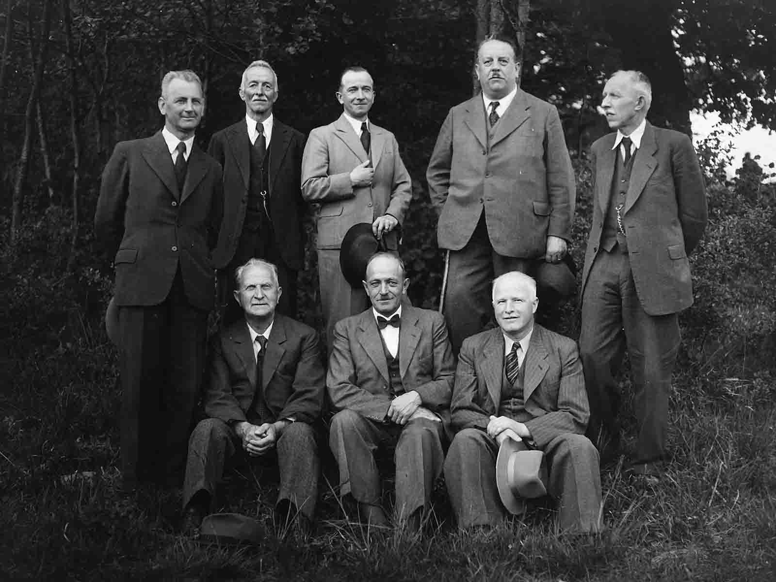 Der Vorstand des VVH im Jahre 1946. In der hinteren Reihe Präsident Heinrich Rutschmann (zweiter von rechts) und Alfred Mürset (rechts), sein Vorgänger.