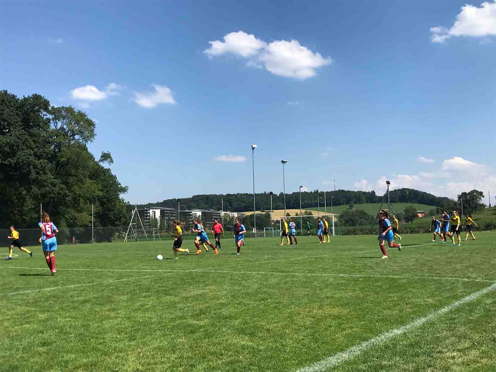 Die Fussballerinnen spielten hart, aber fair.