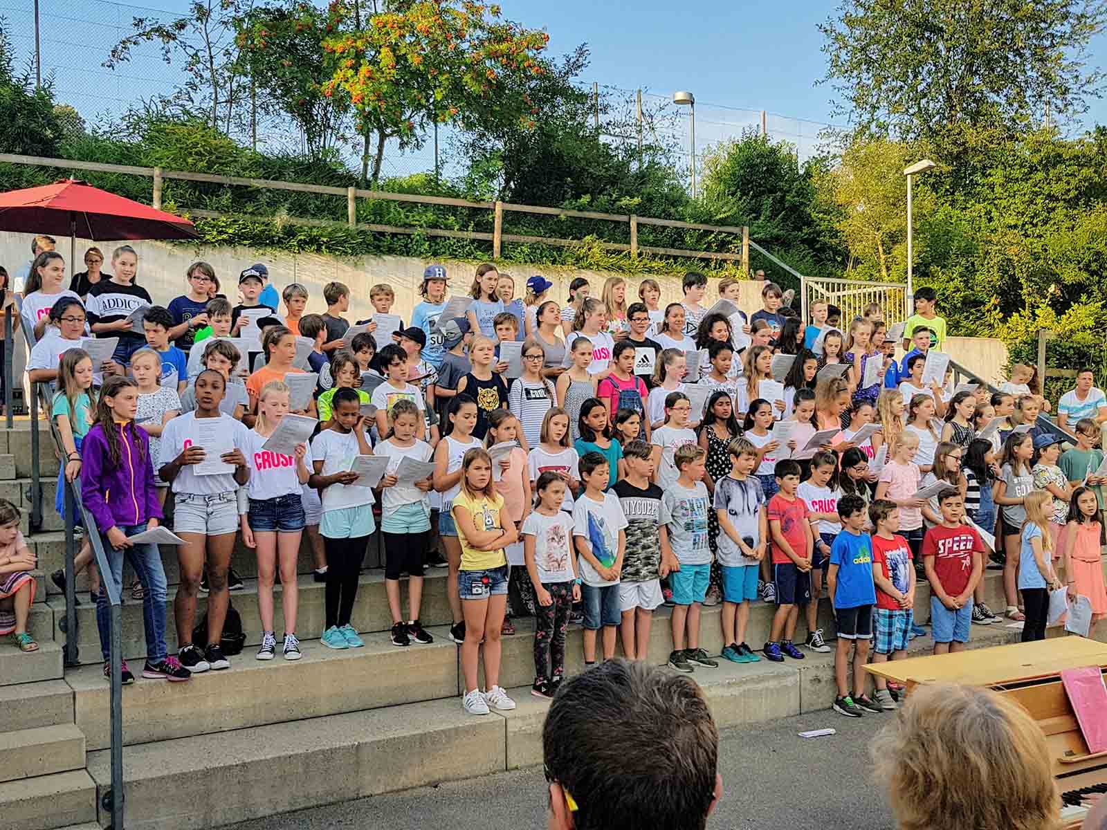 Das Mittelstufen-Chorkonzert unter der Leitung von Claudia Widmer fand aufmerksame Zuhörer*innen.