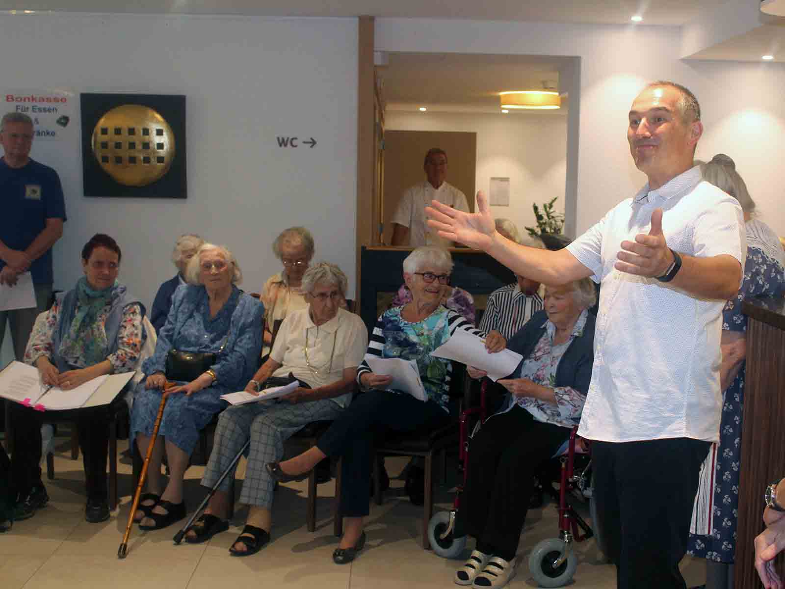 Der Institutionsleiter Romano Consoli bedankt sich beim Chor für das gelungene Konzert.