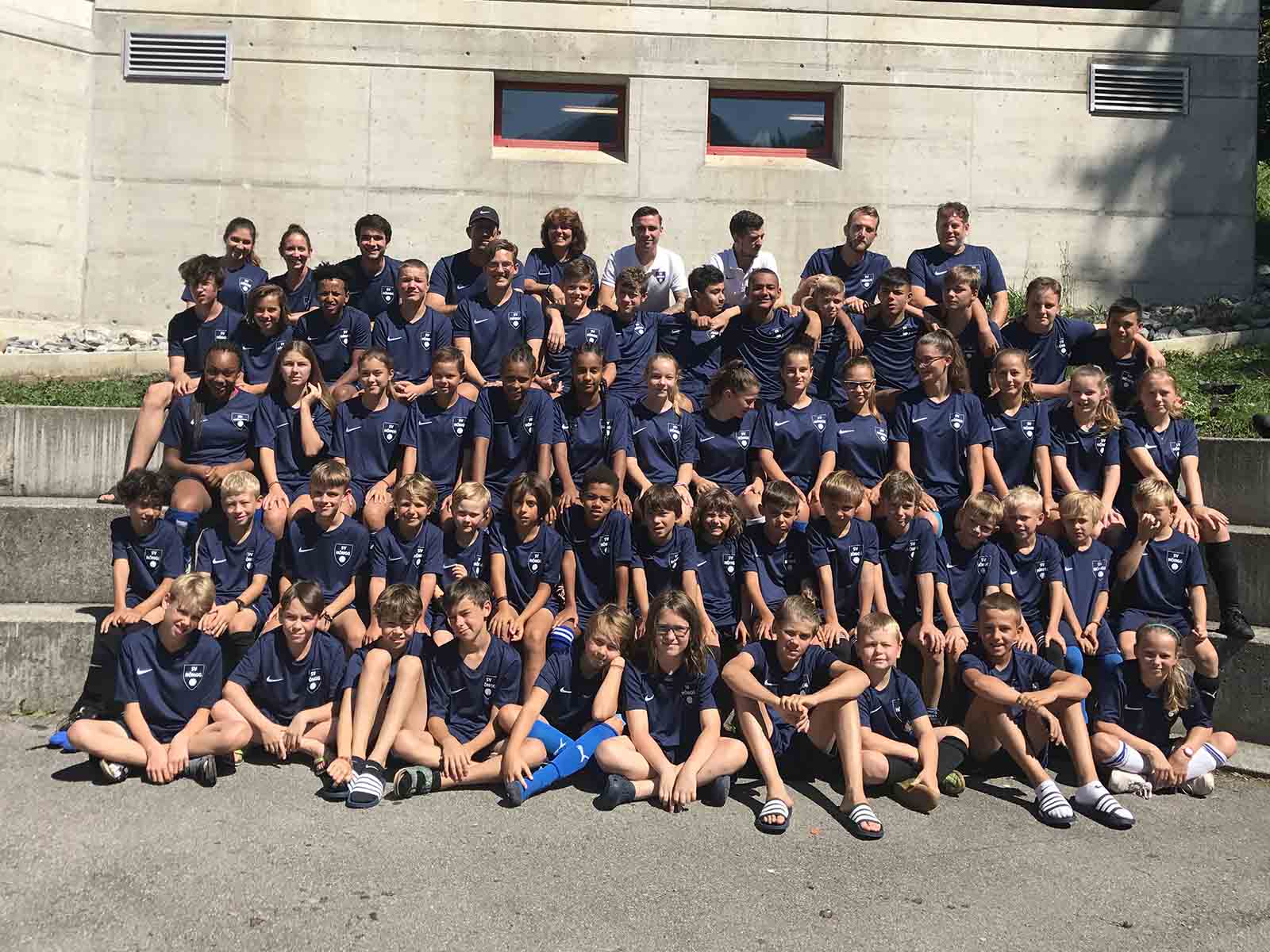 Die Juniorinnen und Junioren des SV Höngg vor ihrem neuen Lagerort in Lenk.