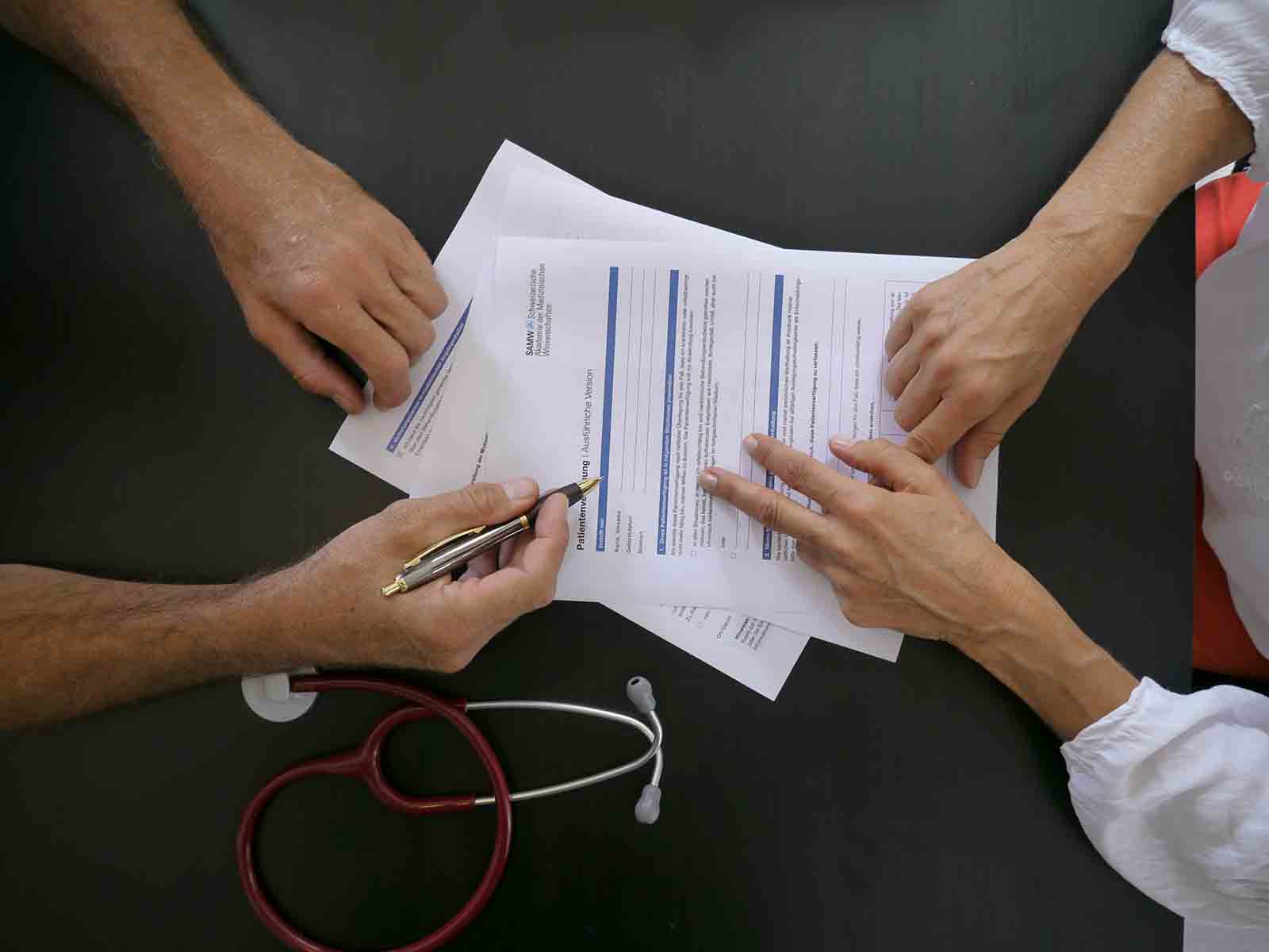 Die Patientenverfügung auch mit der Hausärztin oder dem Hausarzt zu besprechen, ist ratsam.