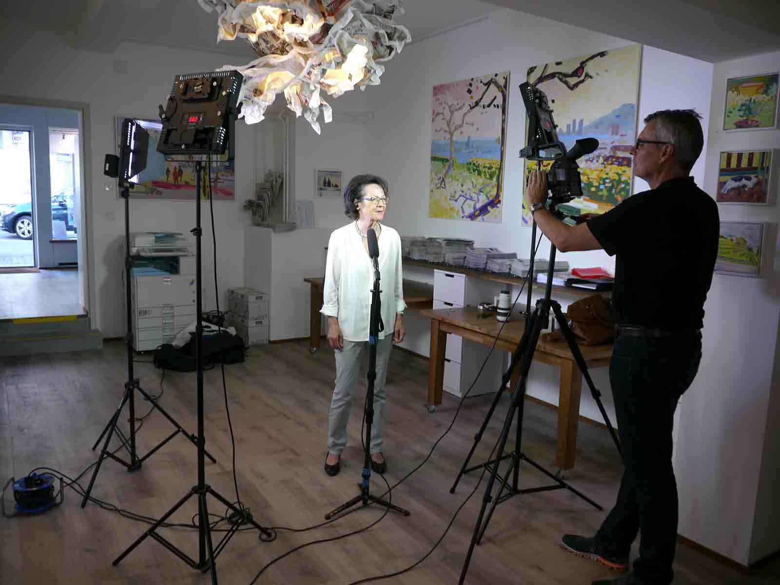 Filmstudio in der Redaktion des «Hönggers»: Christian Mossner, Vizepräsident der Stiftung Höngger Quartierzeitung, filmt und coacht die Präsidentin Franziska Lang.