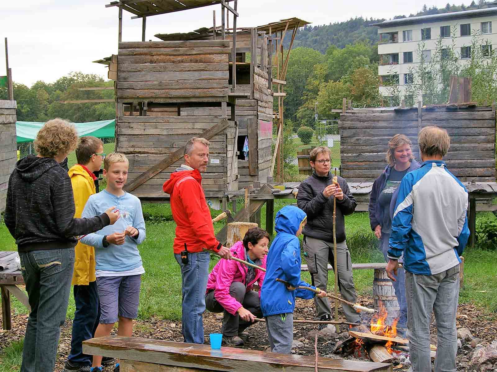 Für die freiwilligen Helfer*innen blieb dieses Jahr viel Platz am Feuer.