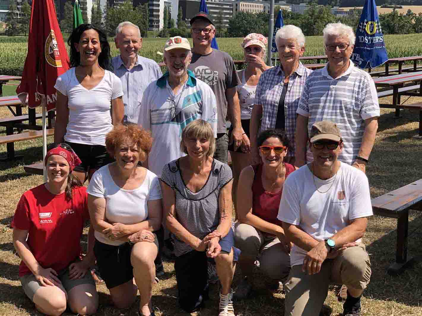 Die Helferinnen und Helfer des QV, des Turnvereins und des Verschönerungsvereins bereiteten alles für die grosse Feier vor.