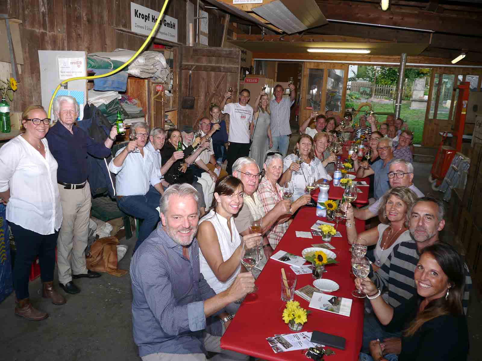 Anstossen unter Nachbarn und HGH-Mitgliedern auf 70 Jahre Kropf Holz GmbH.