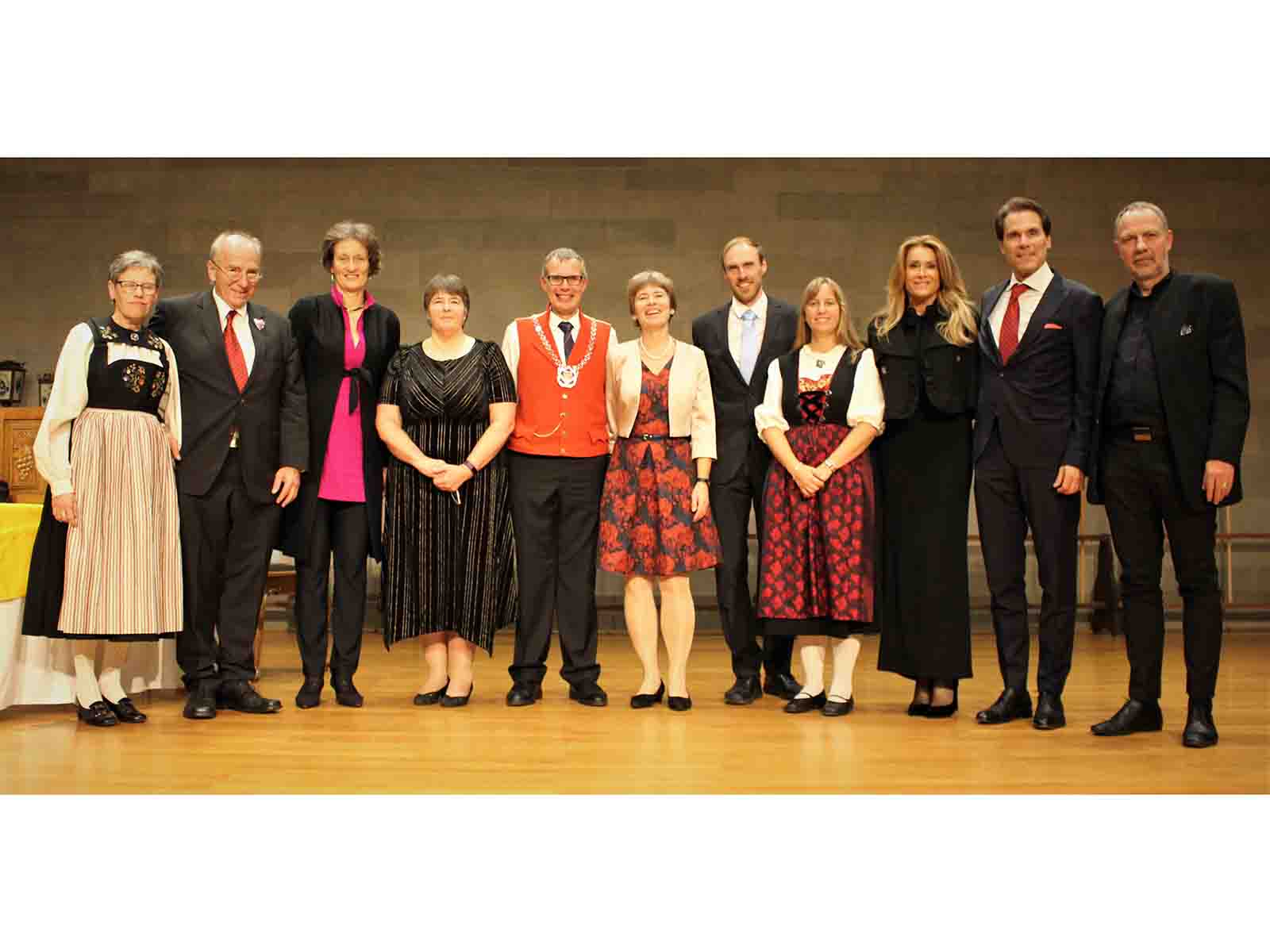 (v.l.n.r.): Barbara und Dr. Jürg Stüssi-Lauterburg (Constaffelherr); Prof. Sarah M. Springman (Rektorin ETH Zürich) und Dr. Rosie Mayglothling; Zunftmeister Walter Zweifel mit Annemarie Diehl, Thomas Rodemeyer und Nicole Meier (Musicalprojekt Zürich 10); Dr. Andreas und Clarissa Zehnder (Constaffelschreiber); Prof. Detlef Günther (ETH Zürich, Vizepräsident Forschung & Wirtschaftsbeziehungen).