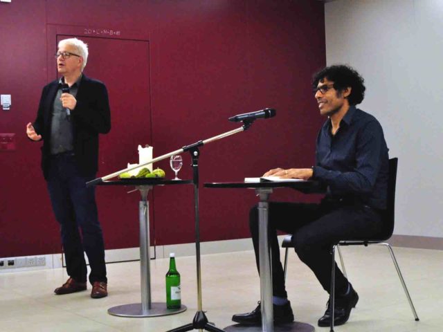 Pastoralassistent Matthias Braun stellt den Autor Usama Al Shahmani vor.