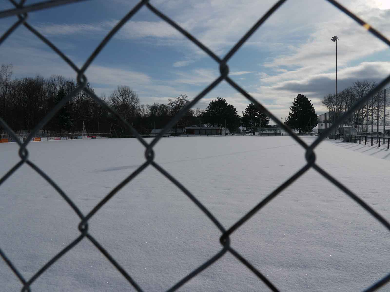 Fussballfeld Hönggerberg im Winter.