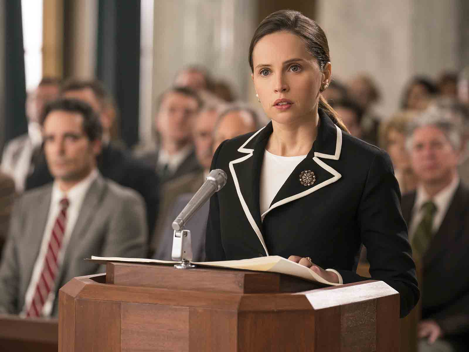 Felicity Jones als Ruth Bader Ginsburg in ON THE BASIS