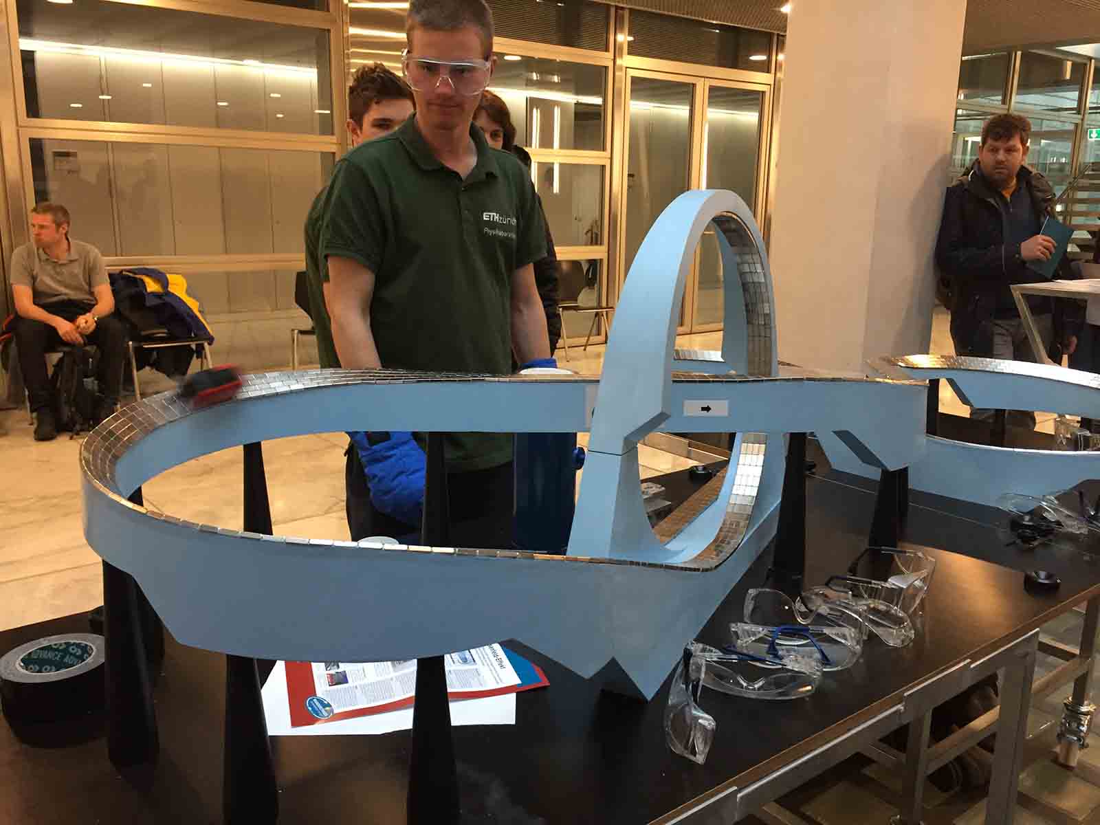 Bei der Levitationsbahn schwebt der Wagen über die Magnete und sogar durch das Looping.