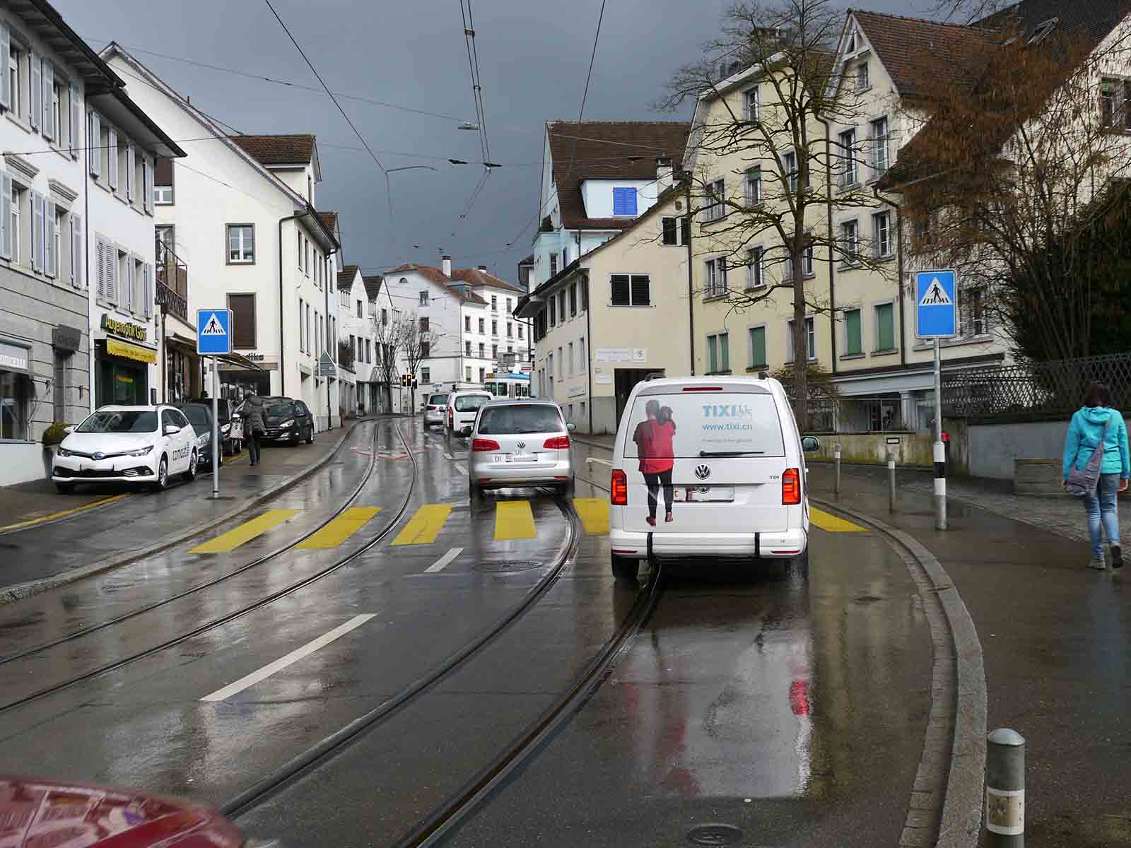 Die Markierungen wurden aufgestellt, aber die Umsetzung der baulichen Massnahmen lässt auf sich warten.