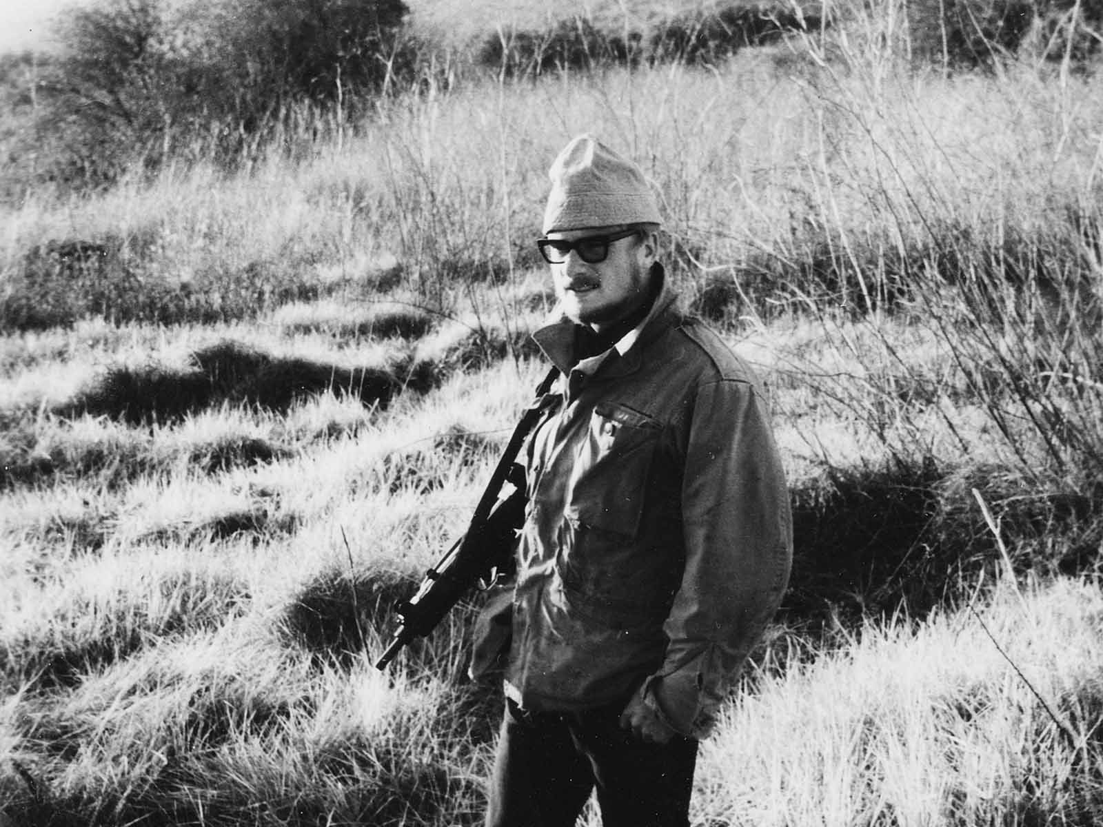 1965: Nach der Matur reiste Peter Näf per Autostopp nach Israel. Hier bewacht er das Kibbuz Hanita an der libanesischen Grenze.