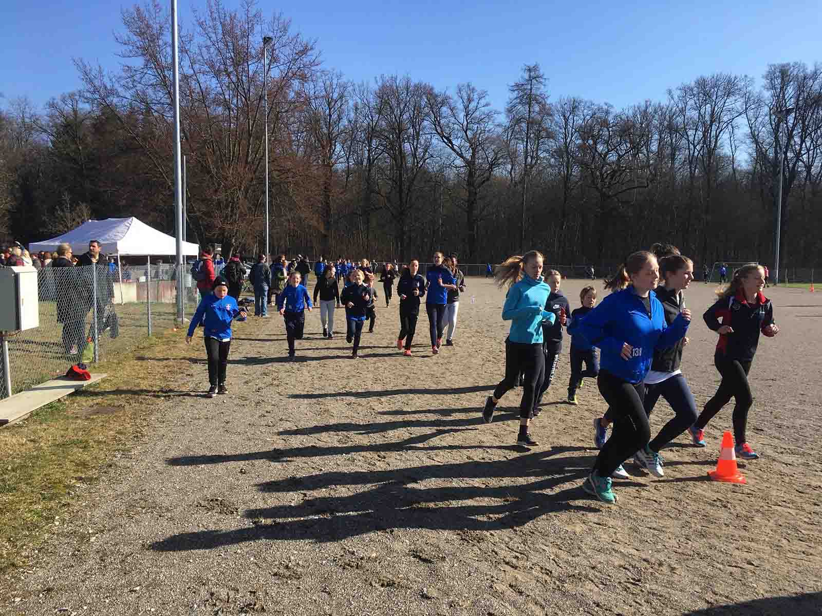 Die Fussballer*innen laufen tapfer Runde für Runde.