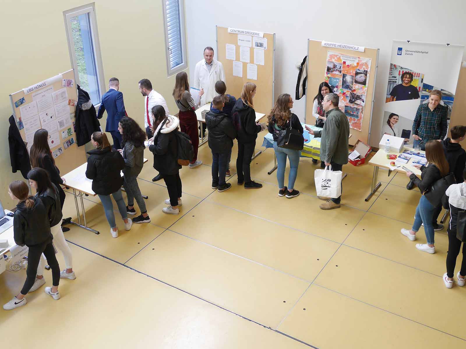Die Schüler*innen informierten isch an den diversen Ständen.