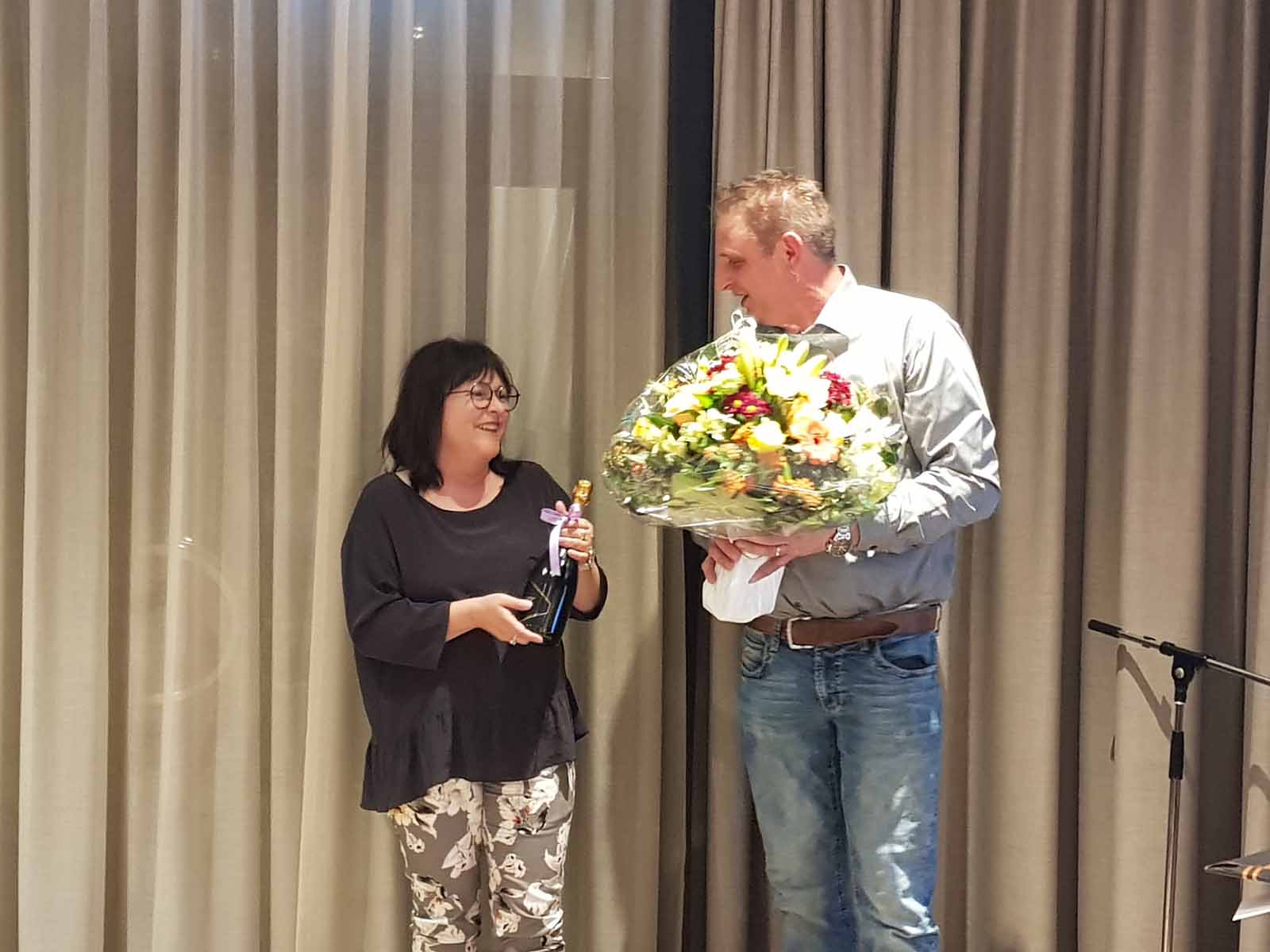 Zum Abschied im Rampenlicht: Daniela Züst erhält nach 14 Jahren im Vorstand verdiente Geschenke und Dankesworte.