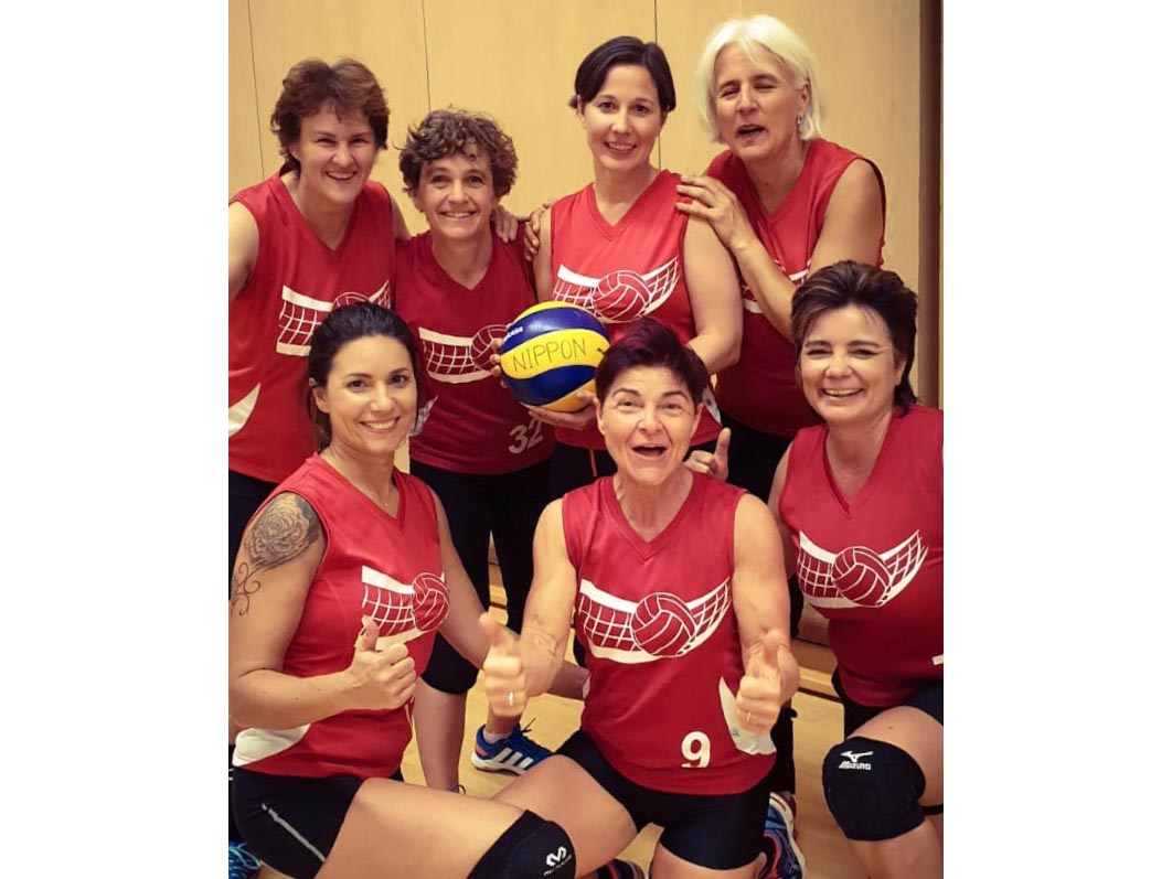 Das Team von Volley Höngg freut sich über den Sieg.