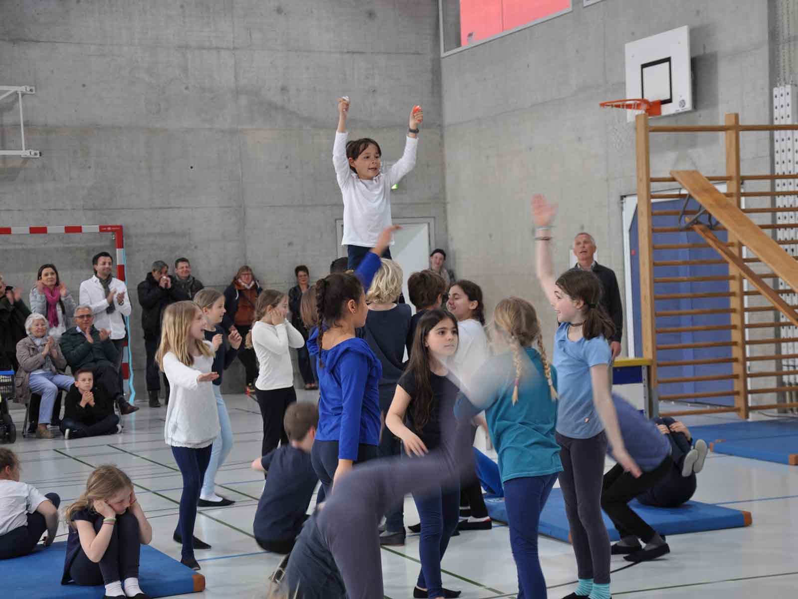 Die Schüler*innen vom Schulhaus am Wasser verkörperten ihren Besuch beim ewz.