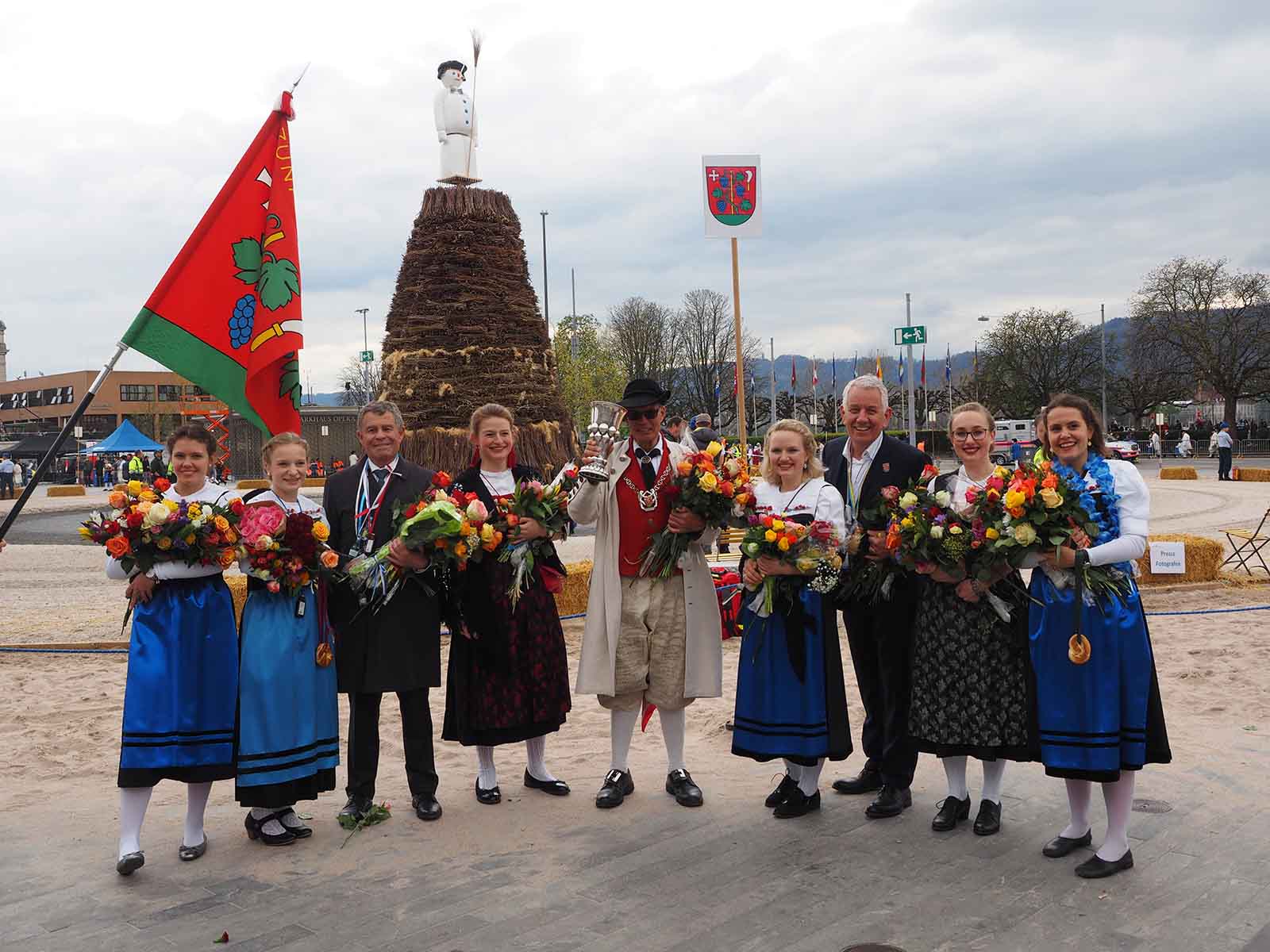 Die Zunft Höngg lief bereits an früher dritter Stelle; bis zum Anzünden des «Böögg» blieb daher auf dem Sechseläutenplatz viel Zeit für Fotos.