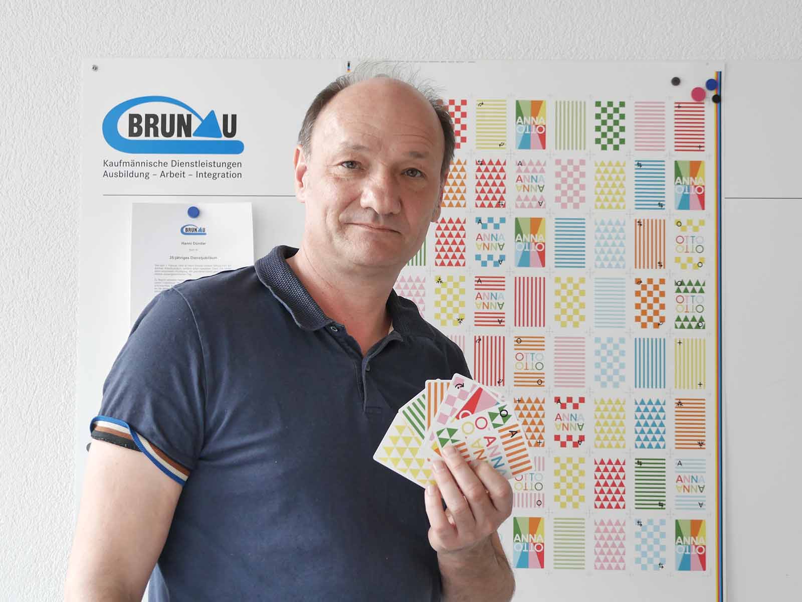 Urs Robustelli mit seiner Eigenkreation, dem Kartenspiel ANNAOTTO.