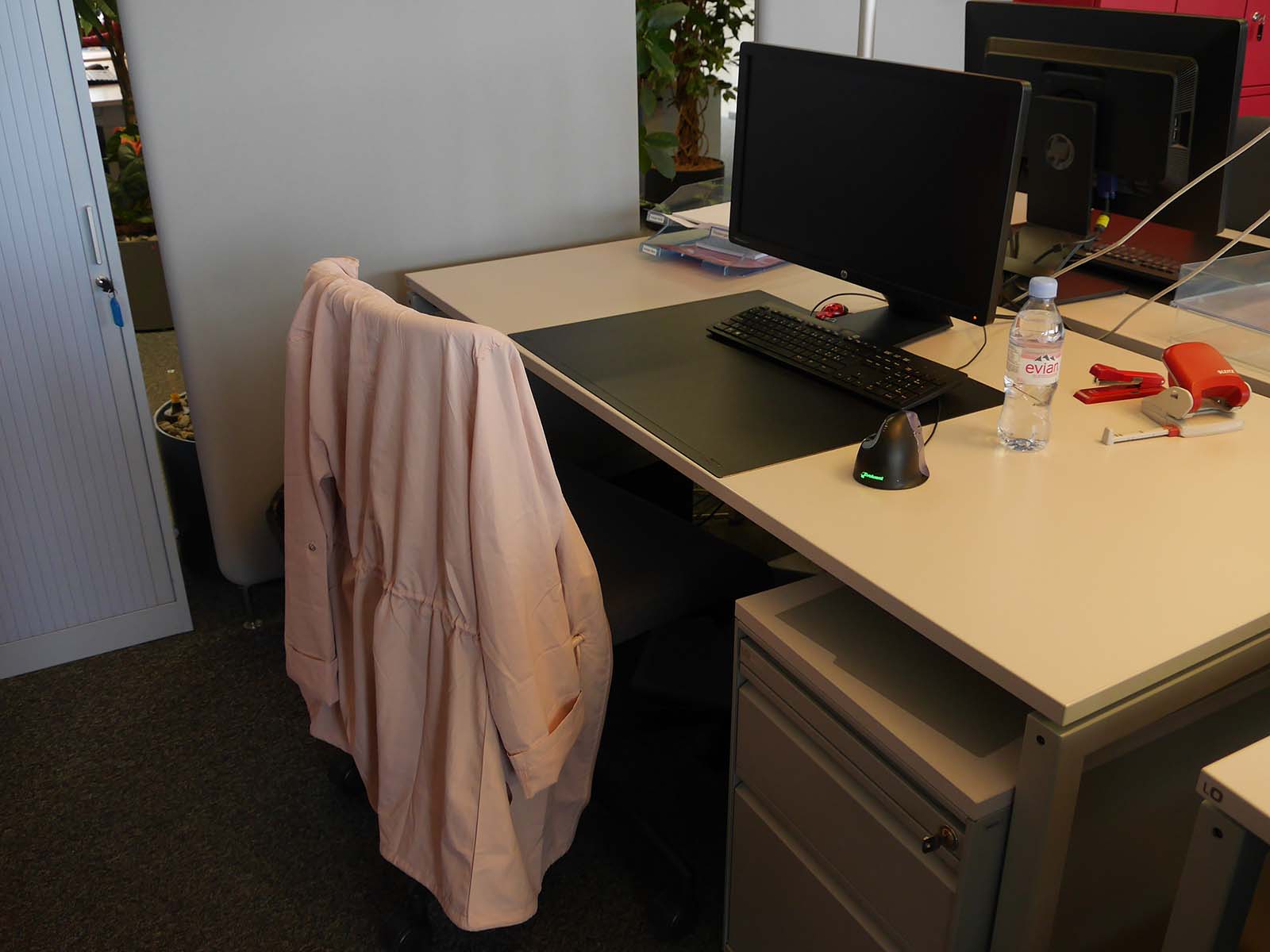 Von der speziellen Maus abgesehen sieht der Arbeitsplatz von A.B. aus wie jeder andere.