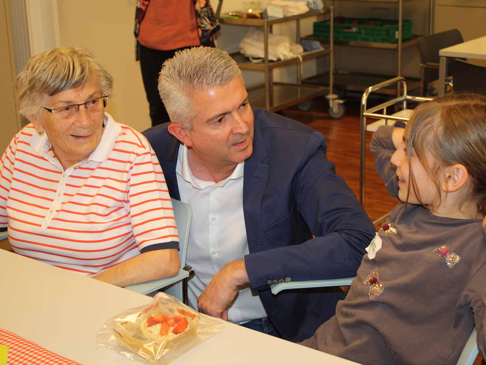 Vergnügte Gespräche zwischen den Generationen im Alters- und Pflegeheim Riedhof.