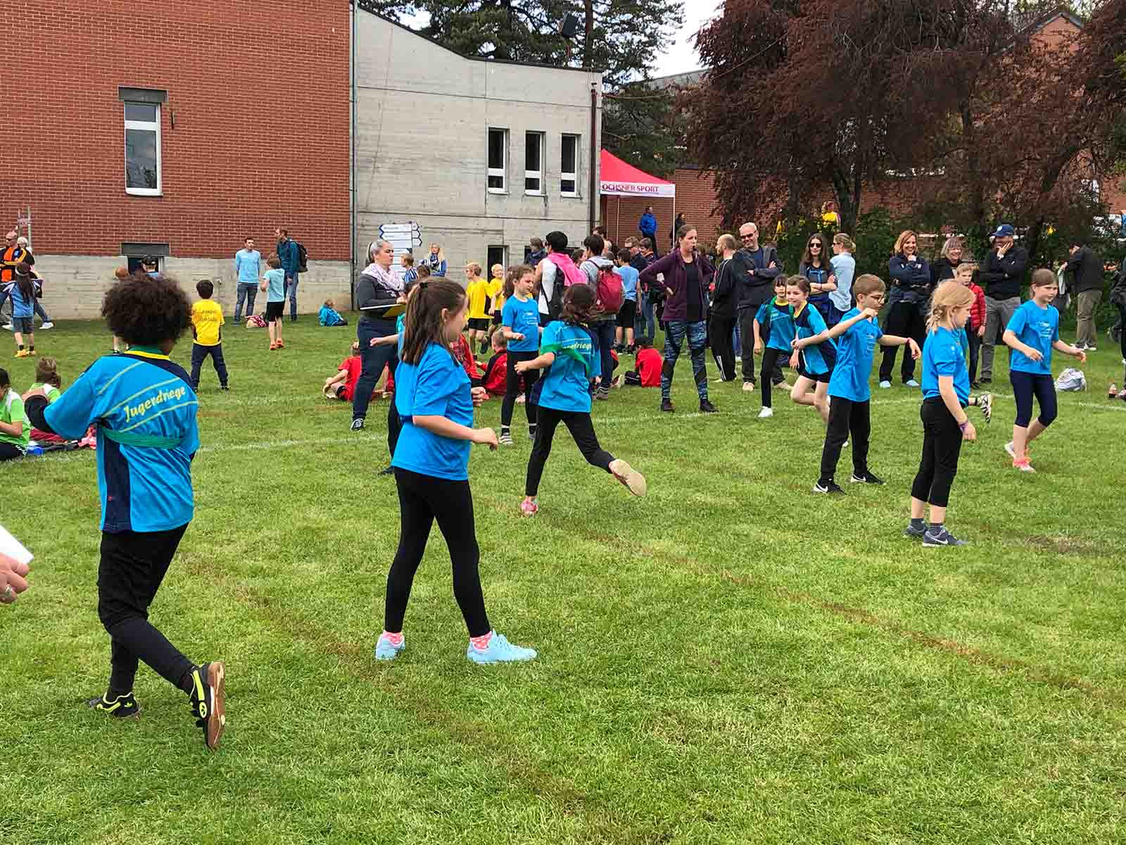 Volle Konzentration beim Jägerball. Die Jugendriege des TVH tritt in blauen Trikots an.
