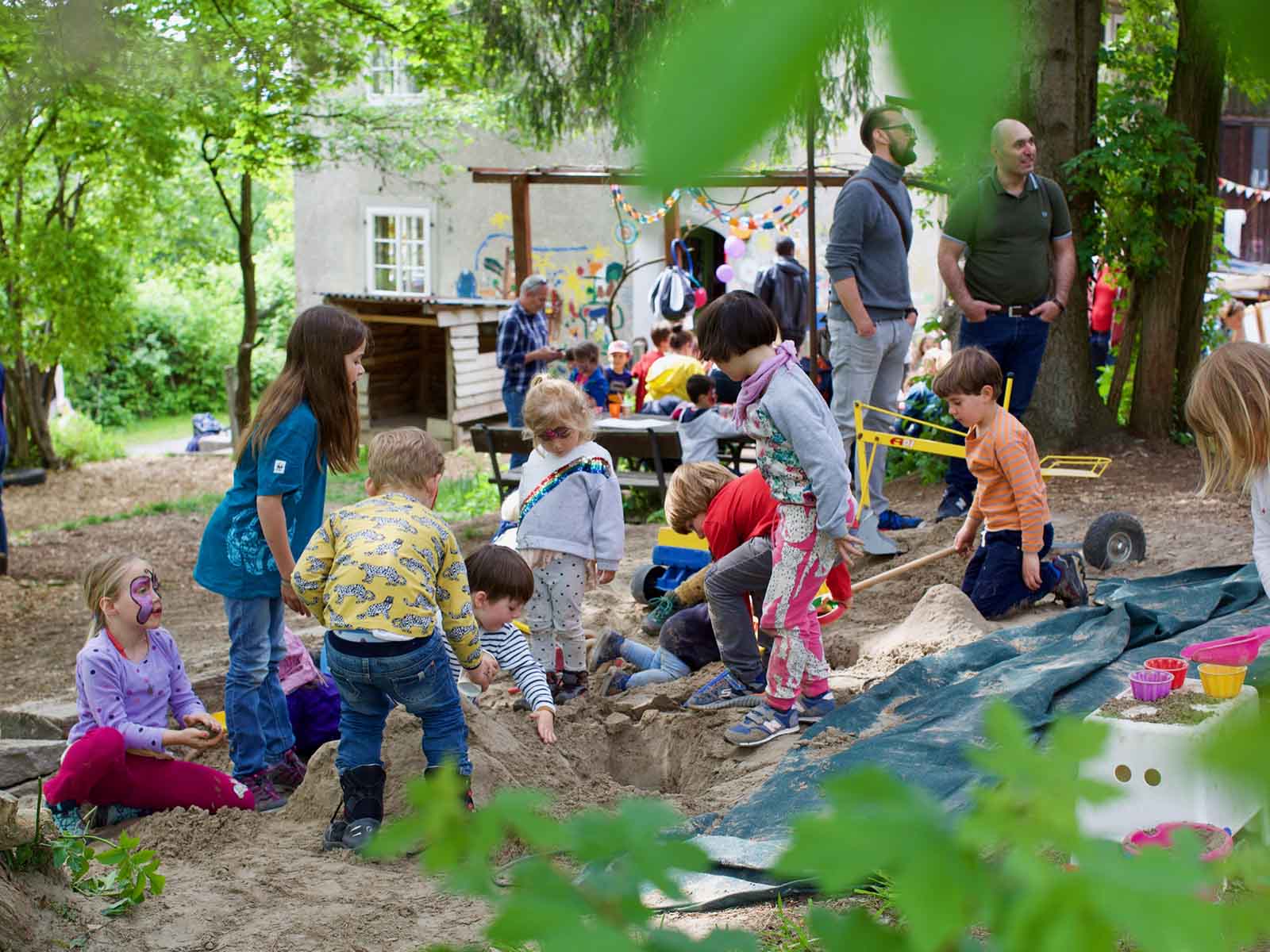 Grossbaustelle vor dem ehemaligen Bauernhaus.