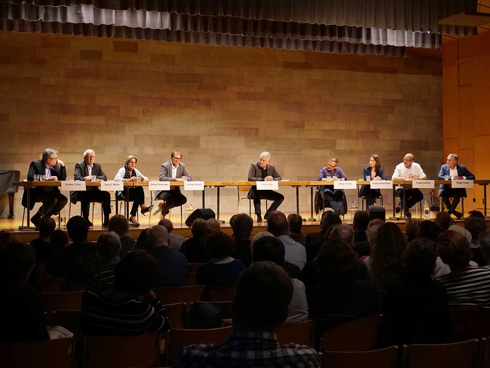 Die Podiumsgäste diskutierten engagiert über die Zukunft der Printmedien, Patentlösungen gab es aber keine.