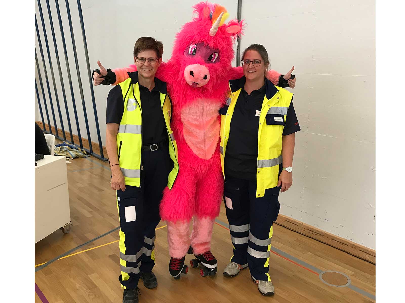 Zwei Höngger Samariterinnen mit dem Maskottchen beim diesjährigen Rollerderby.