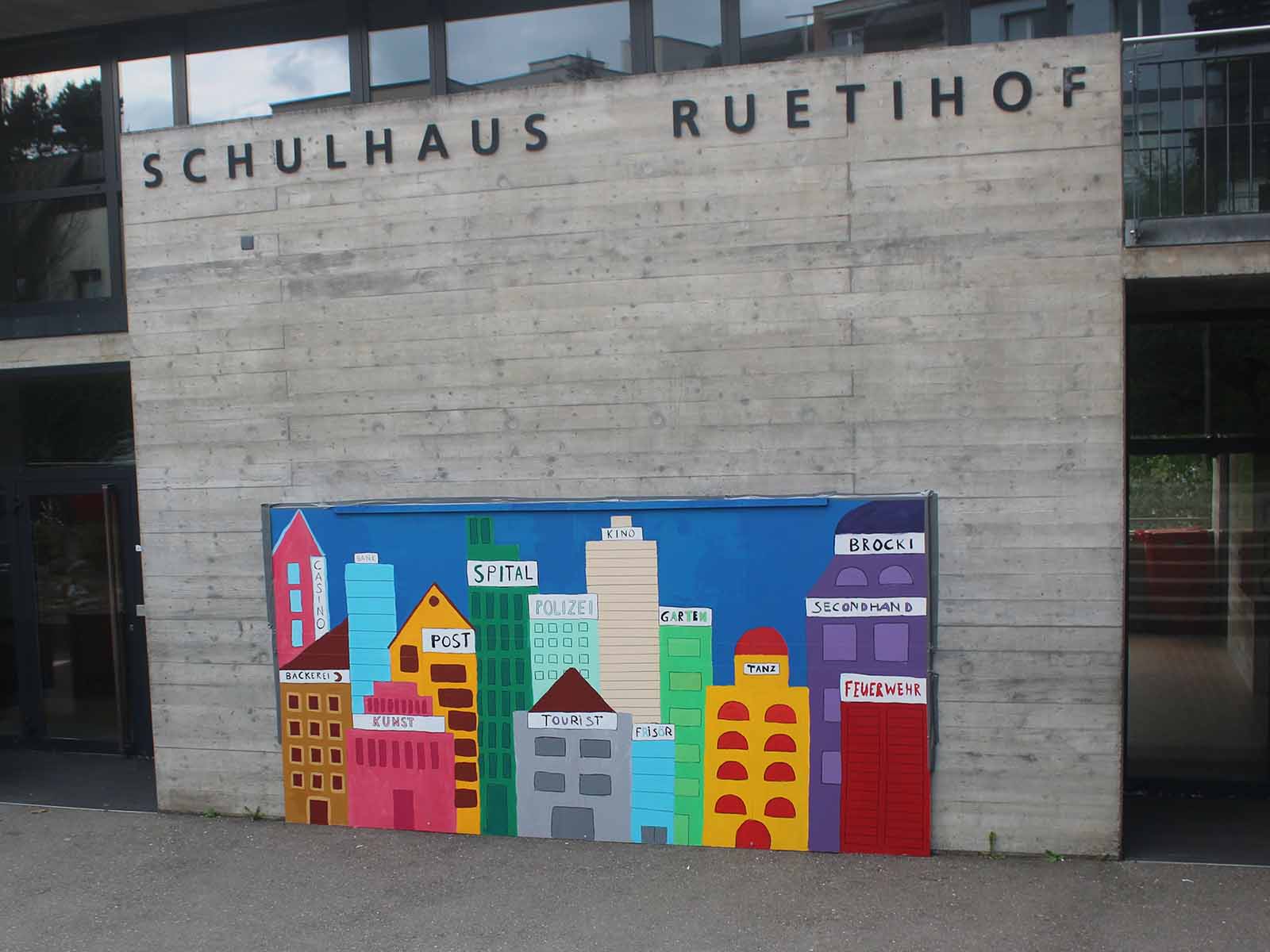 Eine farbenfrohe Stadt ist auf dem Gelände des Schulhauses Rütihof entstanden.