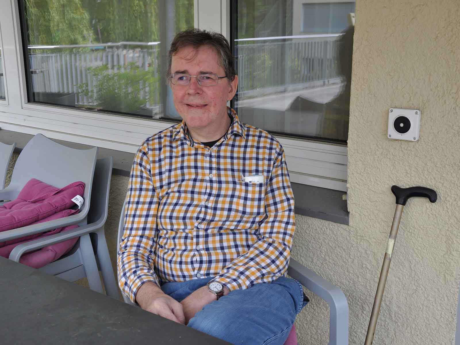 Der Austausch mit seinen Mitmenschen ist ihm sehr wichtig: Diego Chiavi auf dem Sitzplatz seiner Wohngruppe.