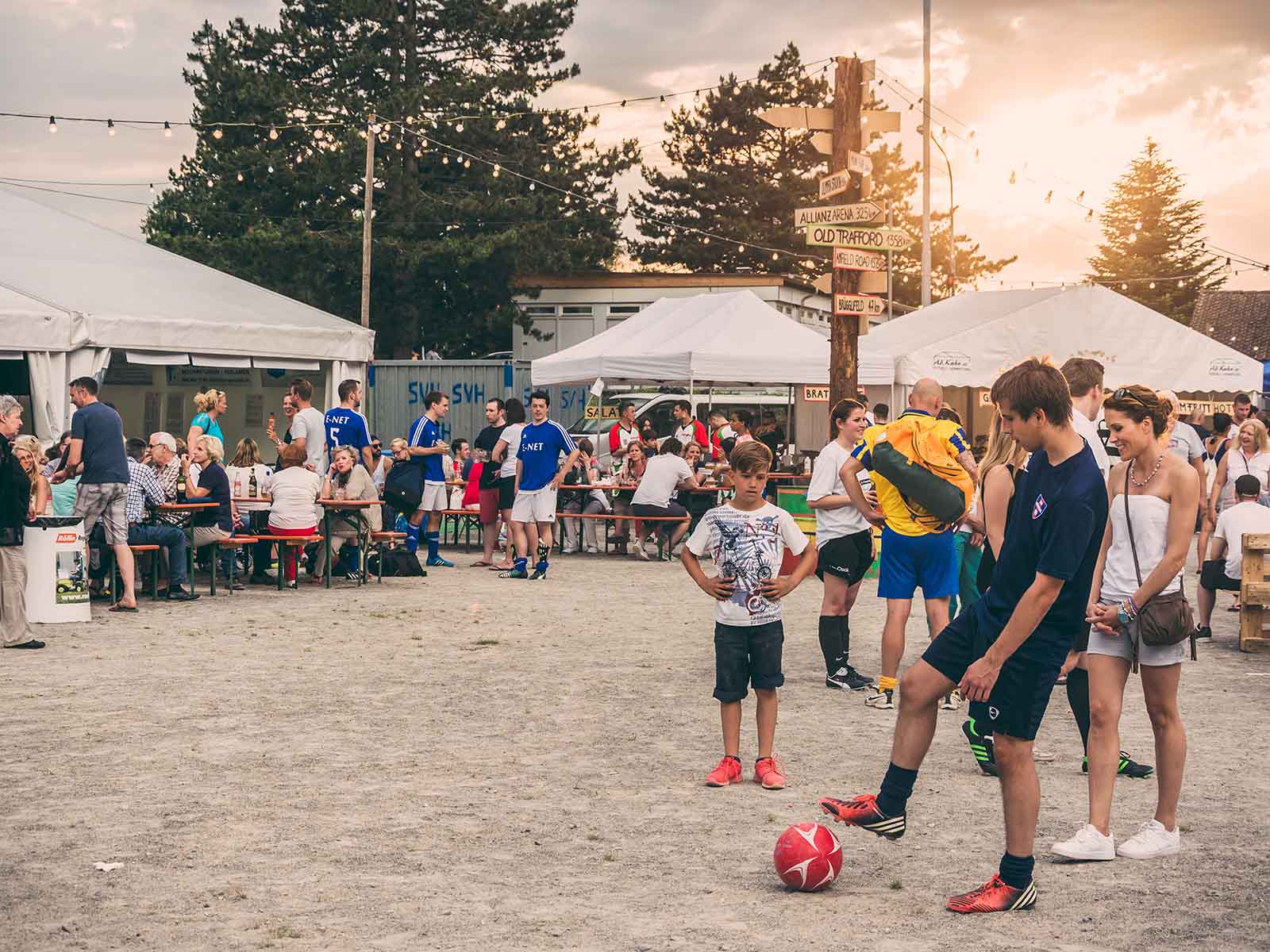 Das Fussballfest zieht Jung und Alt an.