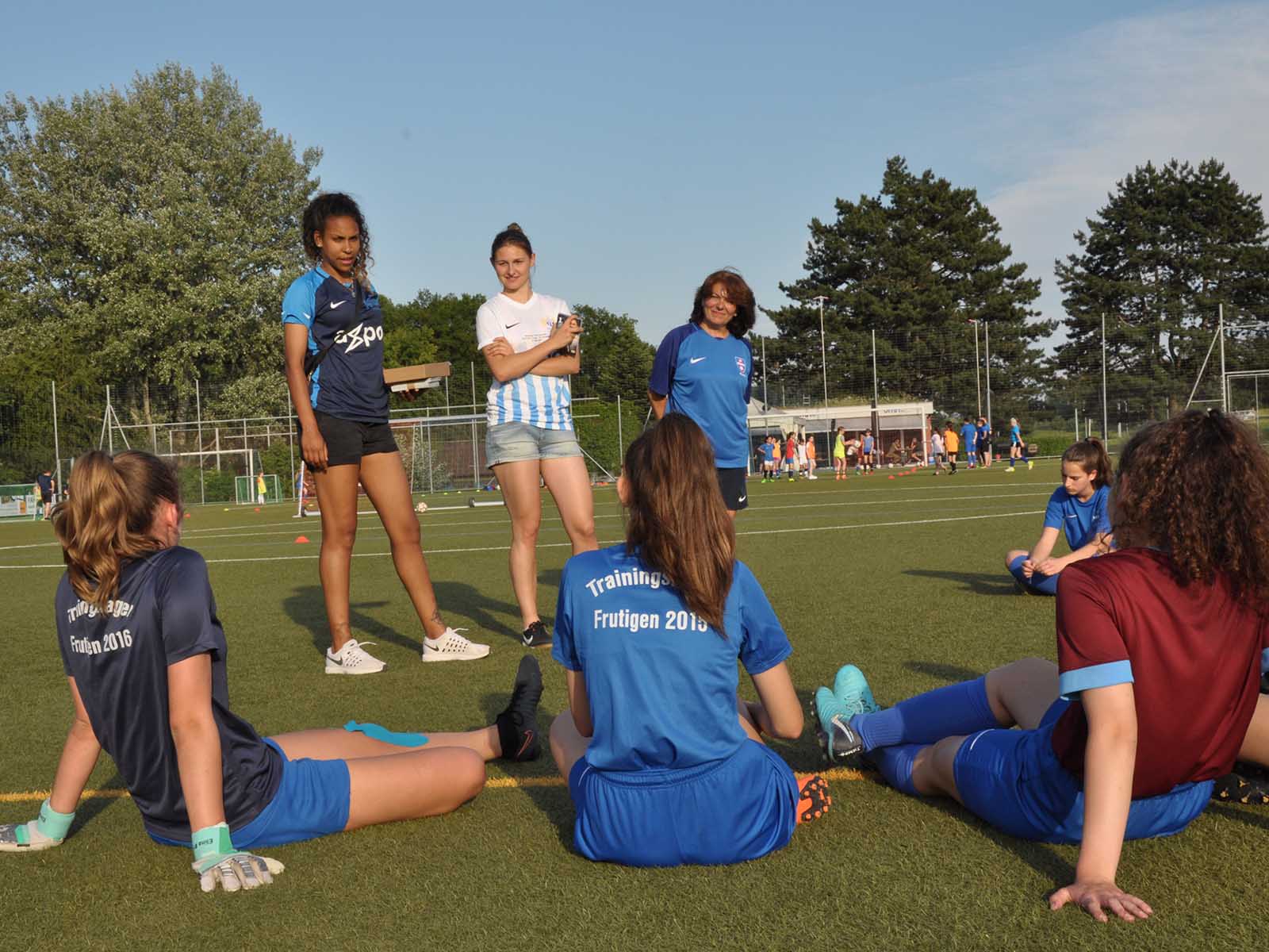 Vor den beiden Profis wurden die älteren Fussballerinnen etwas schüchtern.