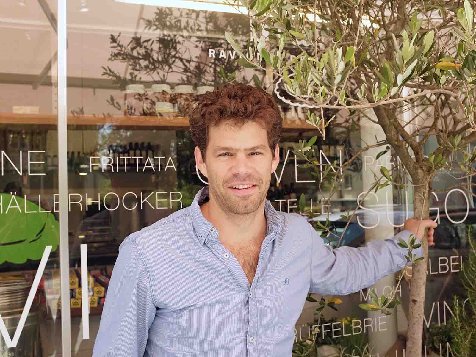 «Ravioli, Delikatessen und Kinder» – Samuel Binkert vor dem «Bravo»-Ladenlokal.